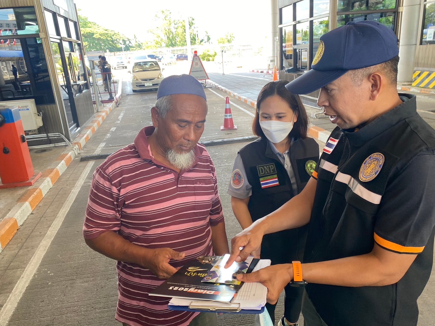 ด่านตรวจประมงนราธิวาส ร่วมบูรณาการฯ ตรวจป้องกันการลักลอบนำเข้าสัตว์น้ำ  ซากสัตว์น้ำ และผลิตภัณฑ์สัตว์น้ำ..คลิก