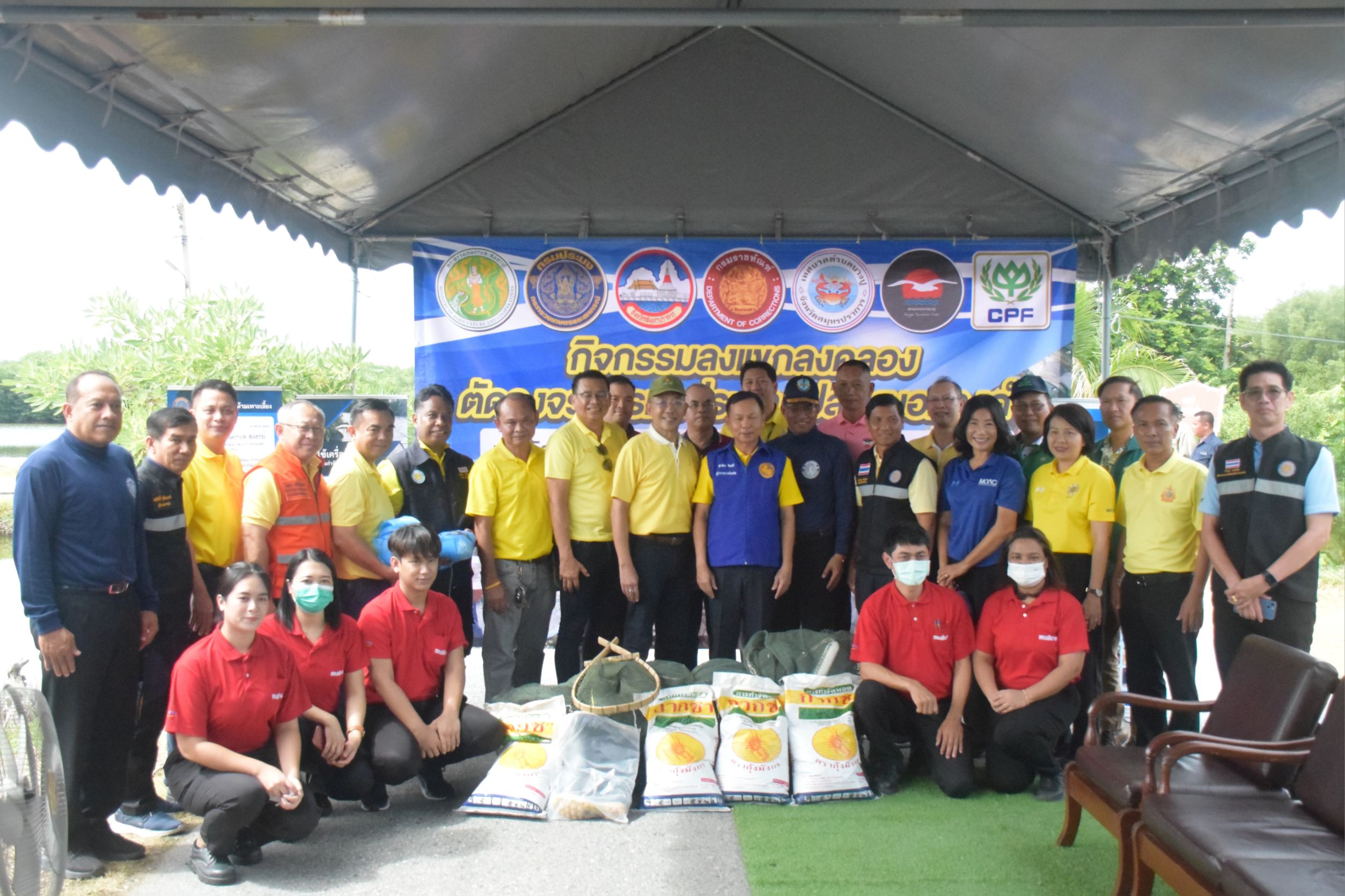 อาสาสมัครอีสานรวมใจ ส่งเพชฌฆาต 100 ราย ช่วยชาวบ้านสมุทรปราการ ลงแขกลงคลองตัดวงจรระบาดปลาหมอคางดำ ณ สถานตากอากาศบางปู