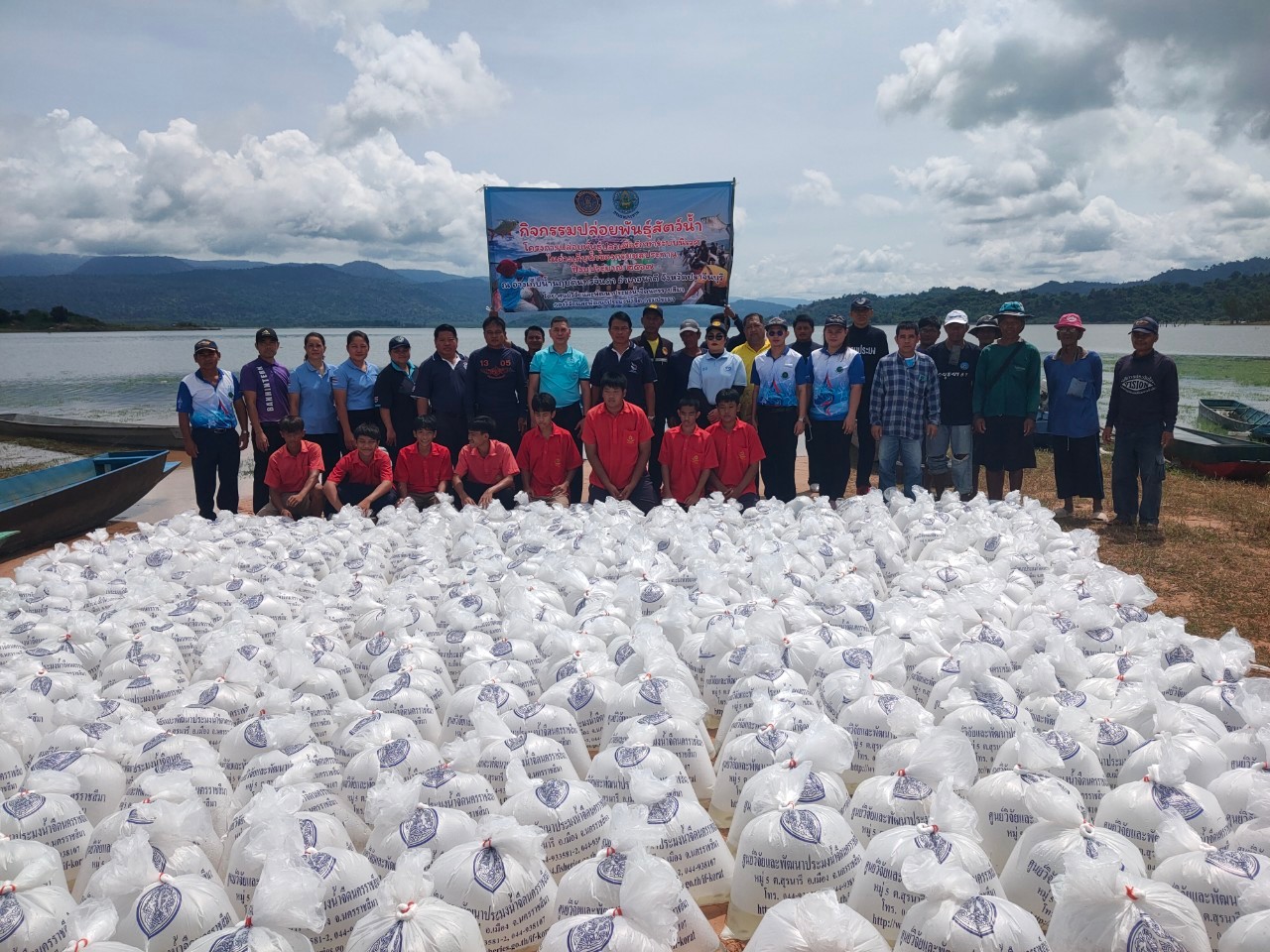 ร่วมปล่อยพันธ์สัตว์น้ำเพื่อรักษาระบบนิเวศน์ในอ่างเก็บน้ำของกรมชลประทาน ณ อ่างเก็บน้ำนฤบดินทรจินดา (ปราจีนบุรี)