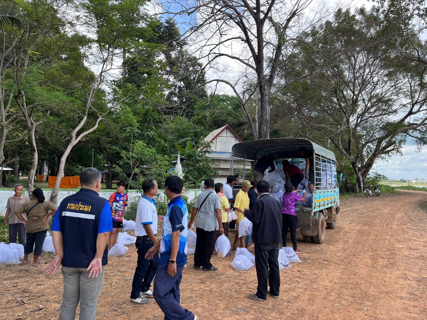 ประมงอำเภอตระการพืชผล ร่วมปล่อยพันธุ์สัตว์น้ำ จำนวน 250,000 ตัว..คลิก