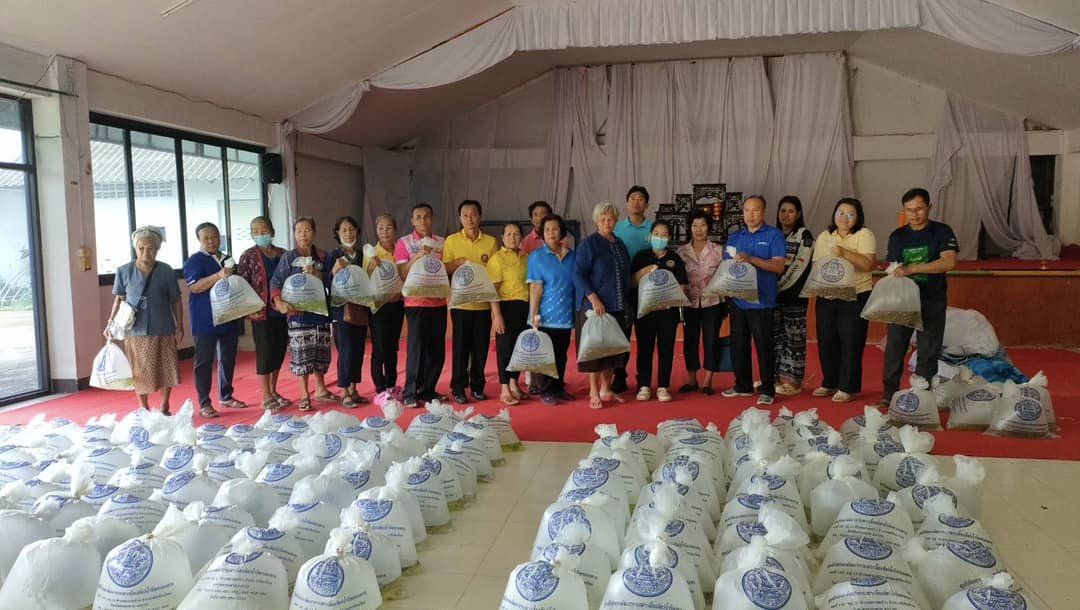 วันอังคารที่ 16 กรกฎาคม 2567 ศูนย์วิจัยและพัฒนาการเพาะเลี้ยงสัตว์น้ำจืดหนองคาย ดำเนินการมันพันธุ์สัตว์น้ำ โครงการส่งเสริมอาชีพประมง กิจกรรมส่งเสริมและบริหารจัดการทรัพยากรประมงในพื้นที่ลุ่มน้ำพรมแดน กิจกรรมย่อย ส่งเสริมอาชีพด้านการประมงในพื้นที่ลุ่มน้ำพรมแดน ประจำปีงบประมาณ 2567  ในพื้นที่อำเภอสังคม อำเภอศรีเชียงใหม่ อำเภอท่าบ่อ อำเภอเมืองหนองคาย อำเภอโพนพิสัย และอำเภอรัตรวาปี ซึ่งศูนย์วิจัยและพัฒนาการเพาะเลี้ยงสัตว์น้ำจืดหนองคายได้มีการถ่ายทอดองค์ความรู้ด้านการเพาะเลี้ยงสัตว์น้ำจืด ก่อนที่ตะมอบพันธุ์สัตว์น้ำให้แก่เกษตรกรไปเรียบร้อยแล้ว เพื่อให้เกษตรสามารถนำองค์ความรู้จากการฝึกอบรมและส่งเสริมสนับสนุนการเพาะเลี้ยงสัตว์น้ำจืดไปพัฒนาประกอบเป็นอาชีพได้