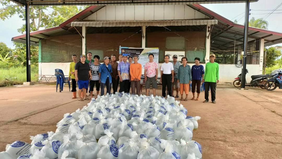 วันอังคารที่ 16 กรกฎาคม 2567 ศูนย์วิจัยและพัฒนาการเพาะเลี้ยงสัตว์น้ำจืดหนองคาย ดำเนินการมันพันธุ์สัตว์น้ำ โครงการส่งเสริมอาชีพประมง กิจกรรมส่งเสริมและบริหารจัดการทรัพยากรประมงในพื้นที่ลุ่มน้ำพรมแดน กิจกรรมย่อย ส่งเสริมอาชีพด้านการประมงในพื้นที่ลุ่มน้ำพรมแดน ประจำปีงบประมาณ 2567  ในพื้นที่อำเภอสังคม อำเภอศรีเชียงใหม่ อำเภอท่าบ่อ อำเภอเมืองหนองคาย อำเภอโพนพิสัย และอำเภอรัตรวาปี ซึ่งศูนย์วิจัยและพัฒนาการเพาะเลี้ยงสัตว์น้ำจืดหนองคายได้มีการถ่ายทอดองค์ความรู้ด้านการเพาะเลี้ยงสัตว์น้ำจืด ก่อนที่ตะมอบพันธุ์สัตว์น้ำให้แก่เกษตรกรไปเรียบร้อยแล้ว เพื่อให้เกษตรสามารถนำองค์ความรู้จากการฝึกอบรมและส่งเสริมสนับสนุนการเพาะเลี้ยงสัตว์น้ำจืดไปพัฒนาประกอบเป็นอาชีพได้..คลิก