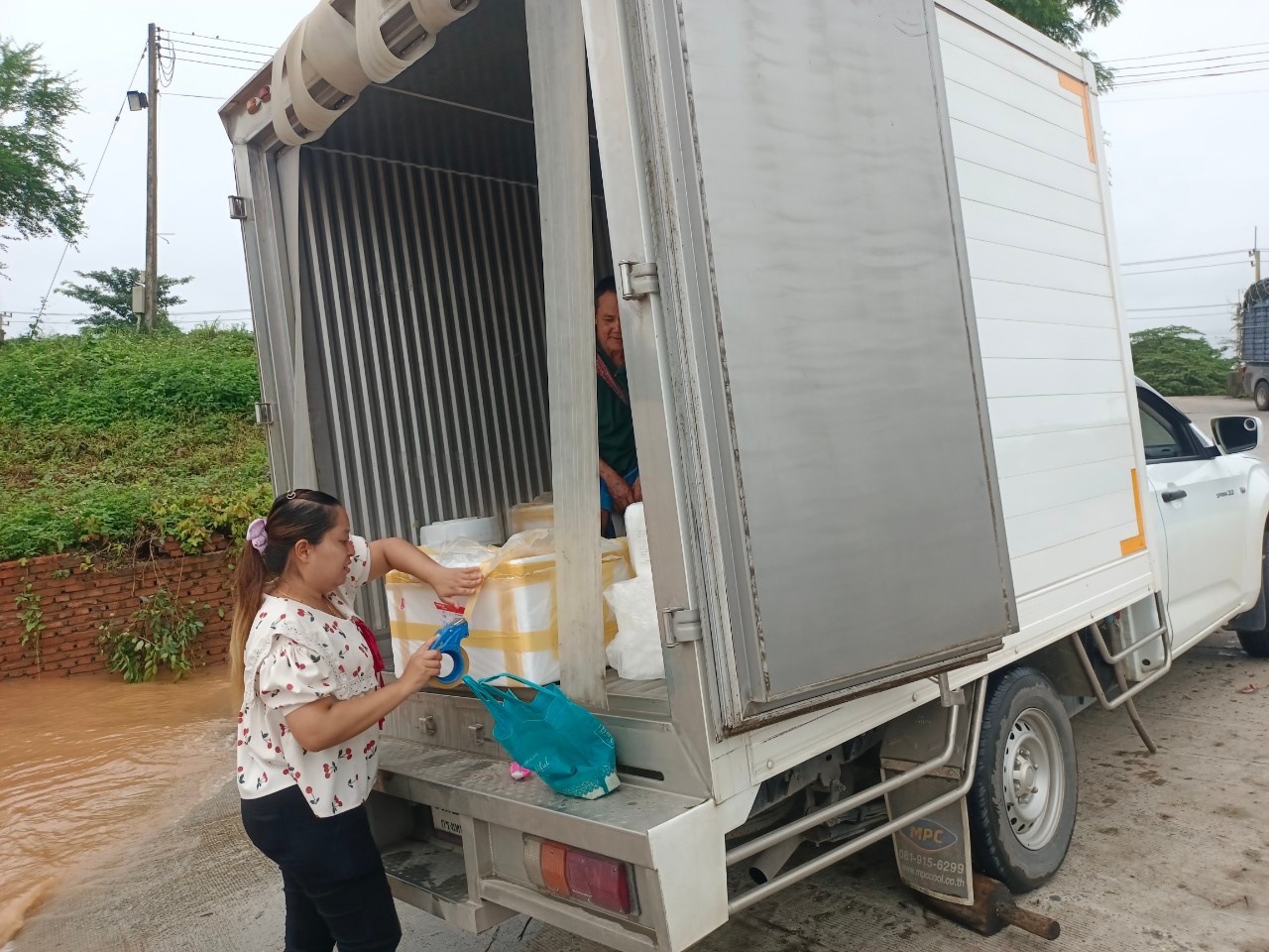 เจ้าหน้าที่ศูนย์บริหารจัดการด่านตรวจประมงเขต 1 (เชียงราย) ตรวจสอบสินค้าประมงส่งออกไปยังสาธารณรัฐประชาธิปไตยประชาชนลาวและสาธารณรัฐแห่งสหภาพเมียนมา..คลิก