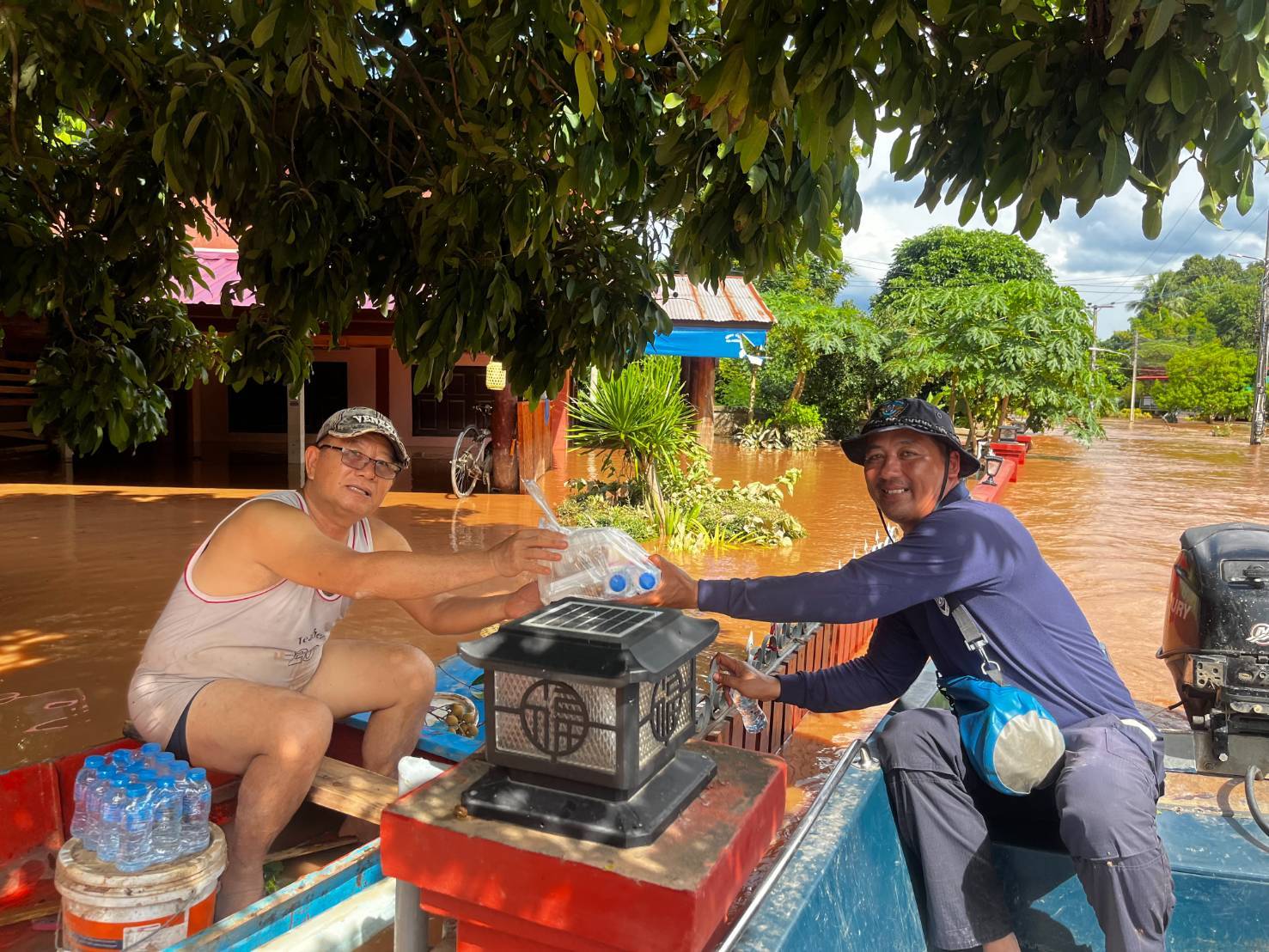 กรมประมง...เร่งสำรวจความเสียหายอุทกภัยภาคเหนือตอนบน 4 จังหวัด อธิบดีบัญชา สั่งเรือตรวจการประมง ให้ความช่วยเหลือผู้ประสบอุทกภัย พร้อมแนะนำเกษตรกรผู้เพาะเลี้ยงสัตว์น้ำ 11 จังหวัด พื้นที่ลุ่มน้ำเจ้าพระยา เตรียมรับมือสถานการณ์