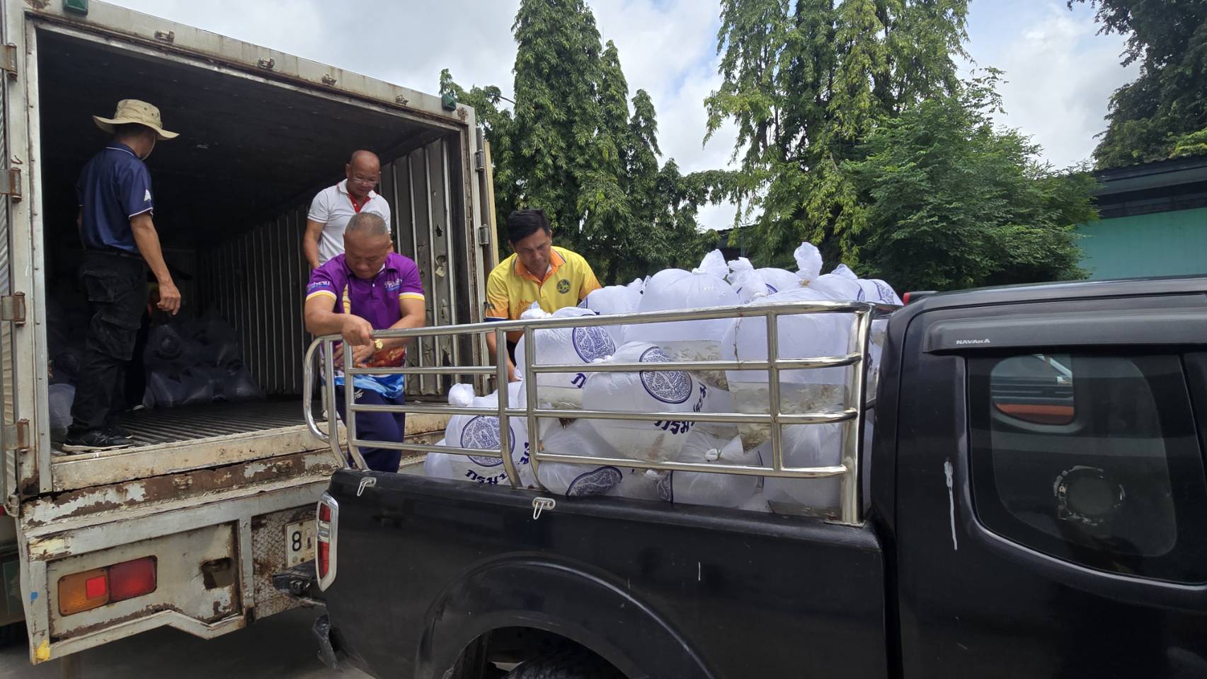 ประมงอำเภอวารินชำราบ ส่งมอบพันธุ์ปลาแก่ผู้นำชุมชน  ภายใต้ 