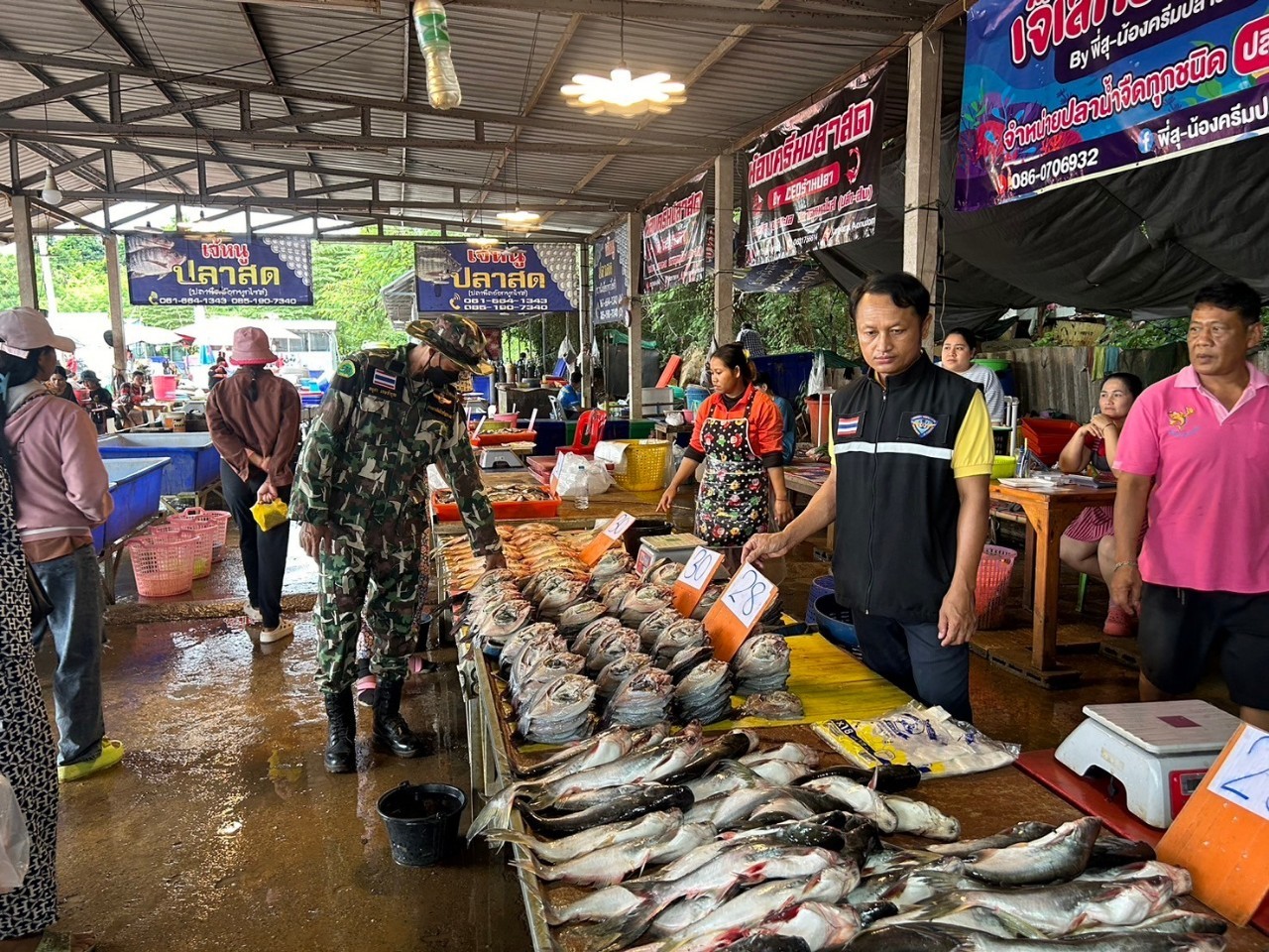 ตรวจสินค้าประมงที่นำเข้า ส่งออก ทางจุดผ่านแดนถาวรบ้านเขาดิน