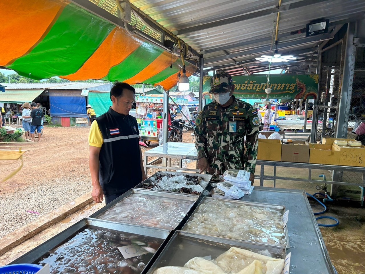 ตรวจสินค้าประมงที่นำเข้า ส่งออก ทางจุดผ่านแดนถาวรบ้านเขาดิน..คลิก