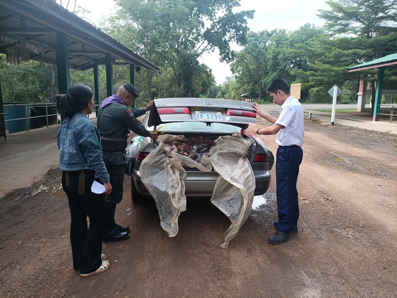 ตรวจสินค้าประมงที่นำเข้า ส่งออก ทางจุดผ่านแดนชั่วคราวตาพระยา