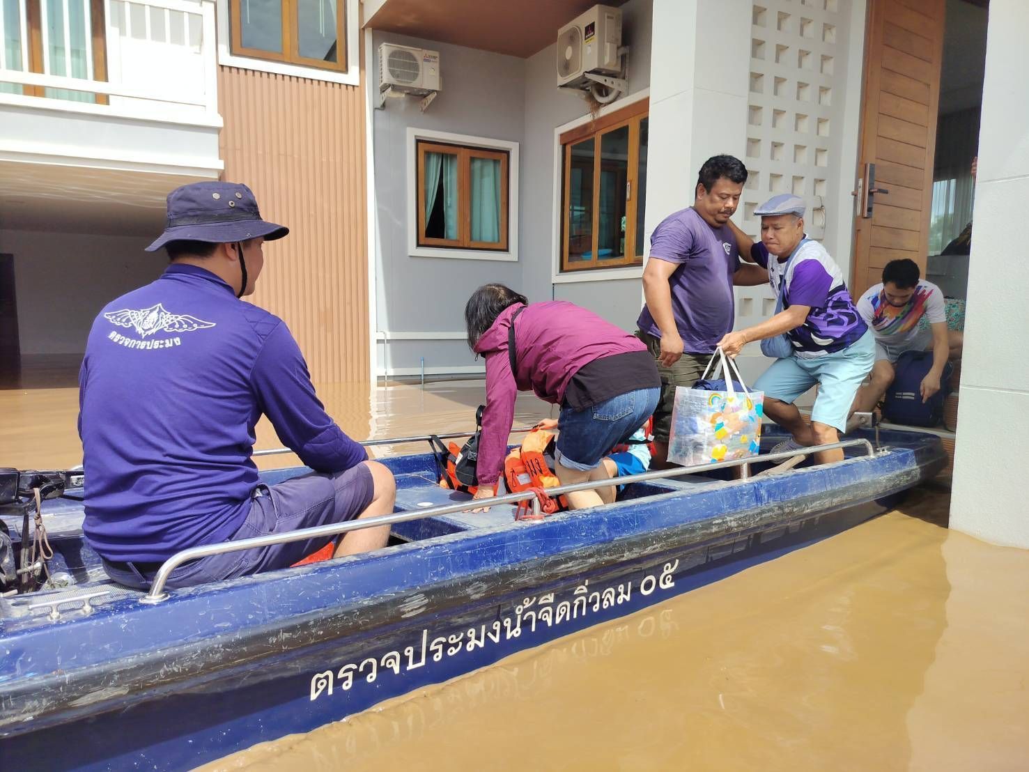 กรมประมง...ส่งทีมเรือตรวจการประมง 14 ลำ สู้ภัยน้ำท่วมเชียงราย พร้อมเข้าช่วยเหลือผู้ประสบอุทกภัยทันที ตลอด 24 ชั่วโมง