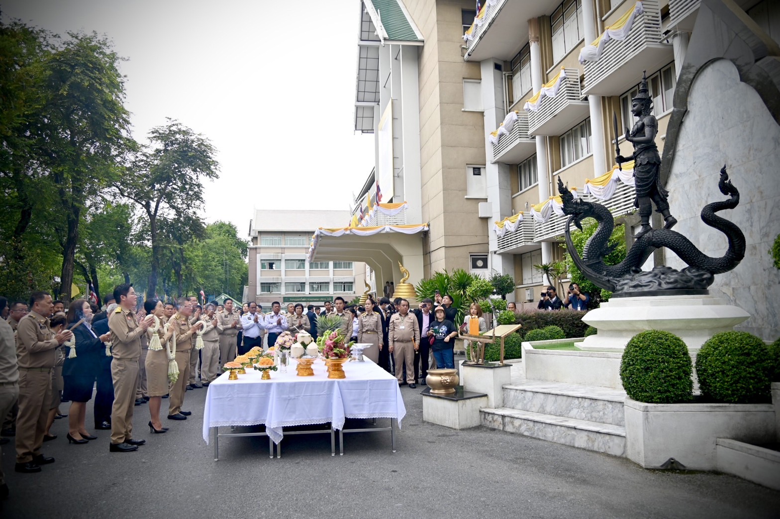 กรมประมงเข้าร่วมสักการะสิ่งศักดิ์สิทธิ์ประจำกระทรวงเกษตรและสหกรณ์..คลิก