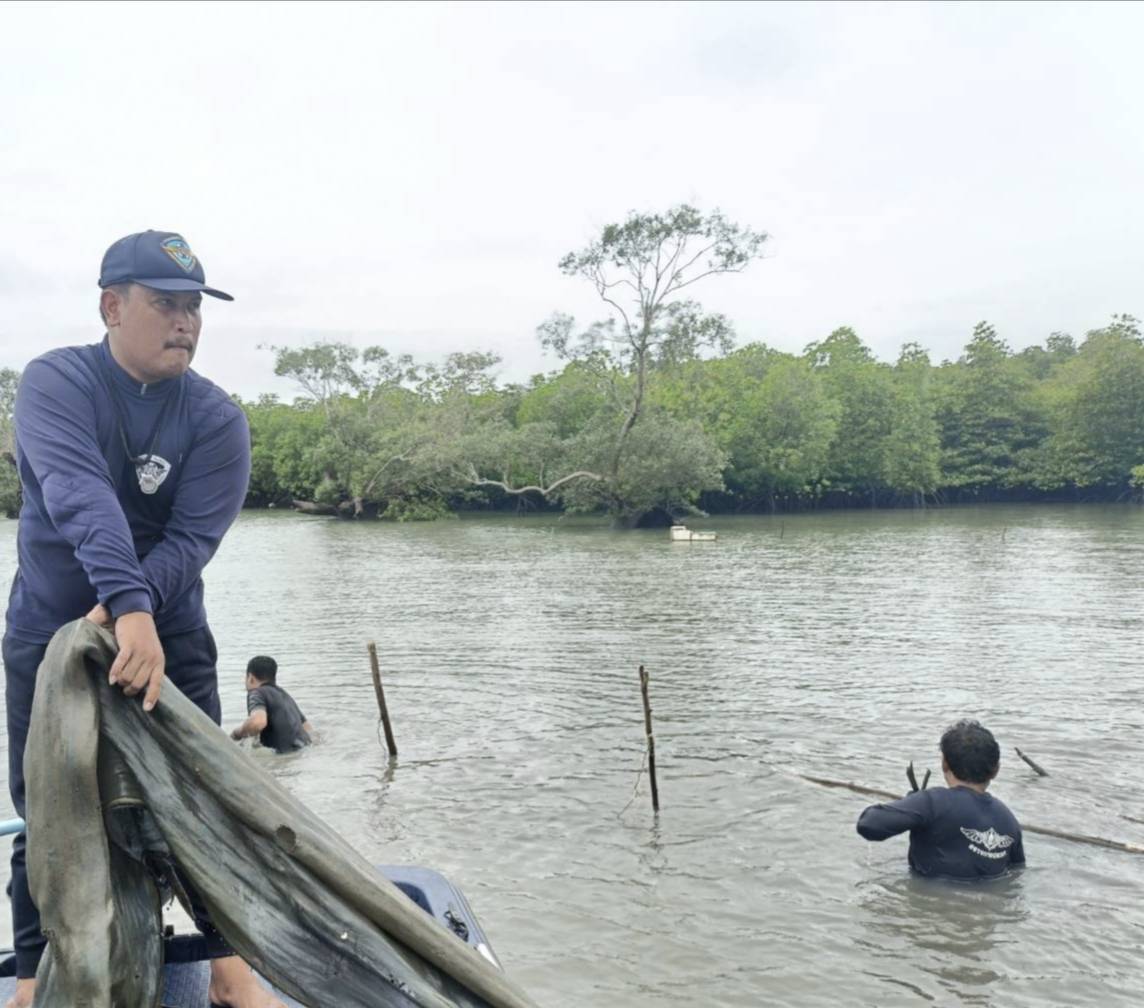 หน่วยป้องกันและปราบปรามประมงทะเลท้ายเหมือง (พังงา) รื้อถอนทำลายเครื่องมือประมงผิดกฎหมาย (โป๊ะน้ำตื้น) ในพื้นที่จังหวัดภูเก็ต..คลิก