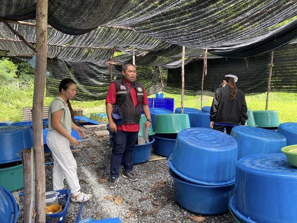 สำนักงานประมงพื้นที่กรุงเทพมหานครลงพทื้นที่ให้บริการส่งมอบหนังสือรับรองสถานประกอบการเพาะเลี้ยงสัตว์น้ำเพื่อการส่งออก (สอ.3) และปรับปรุงทะเบียนเกษตรกรผู้เพาะเลี้ยงสัตว์น้ำ