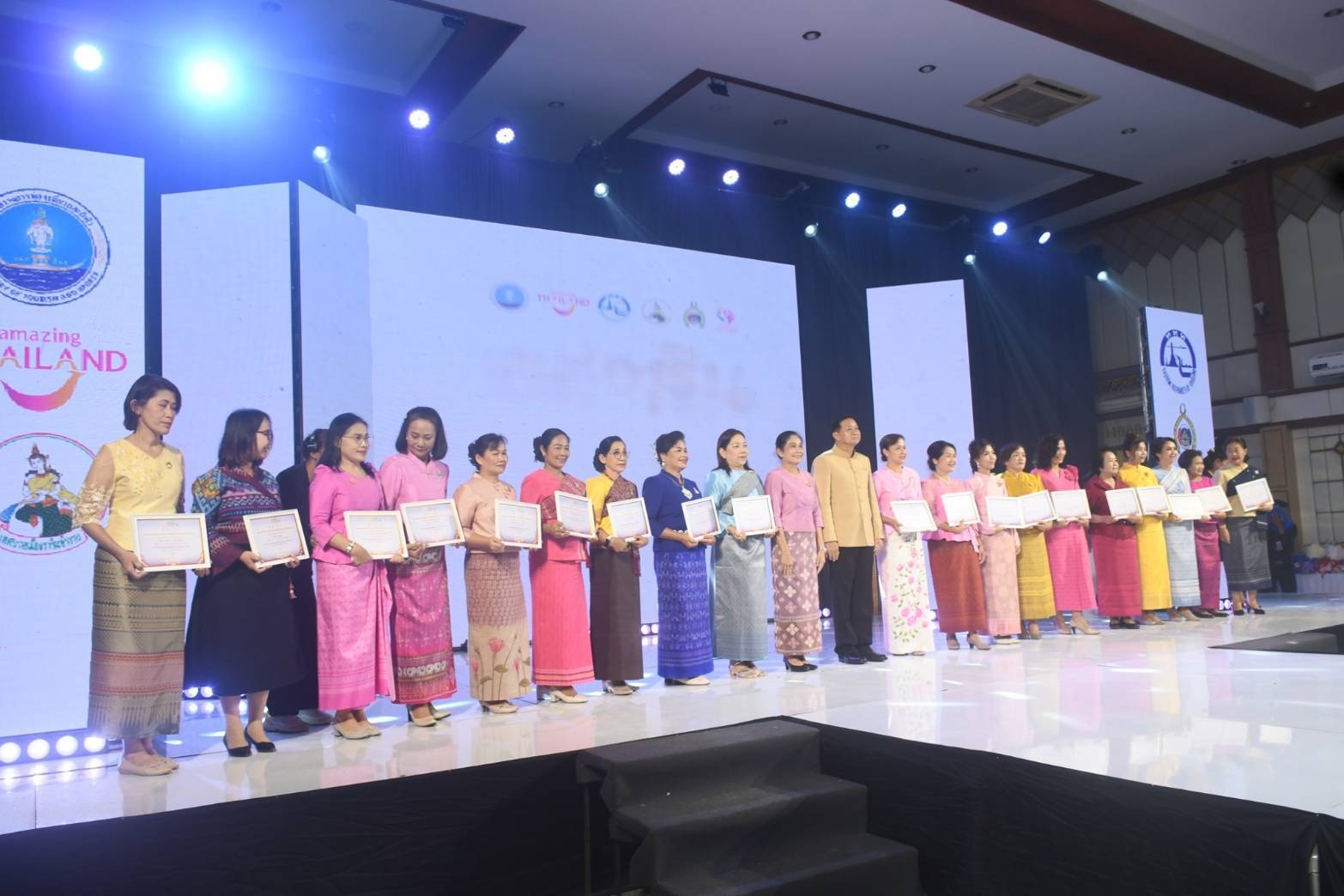 นางสุภาพร  วัฒนสิทธิ์ ประมงอำเภอวารินชำราบ ร่วมงานเสน่ห์วารินถิ่นผ้าไทย..คลิก