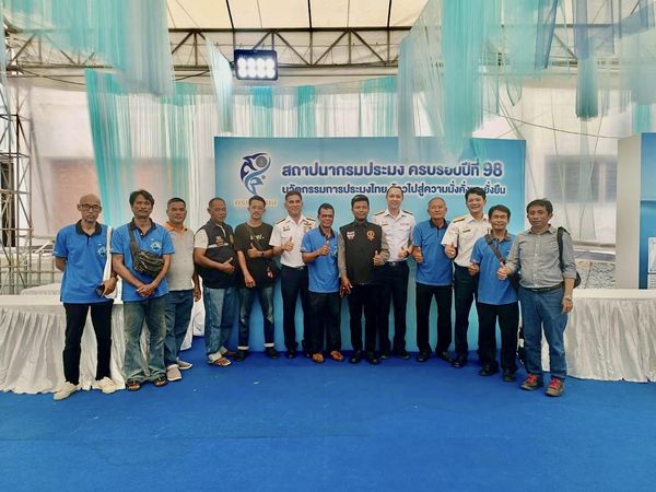 อธิบดีกรมประมงมอบเกียรติบัตรให้แก่เกษตรกรผู้สร้างคุณงามความดีในการกำจัดปลาหมอคางดำ ในเขตพื้นที่กรุงเทพมหานคร เนื่องในโอกาสวันสถาปนากรมประมง ครบรอบปีที่ 98 และวันประมงแห่งชาติ ประจำปี 2567