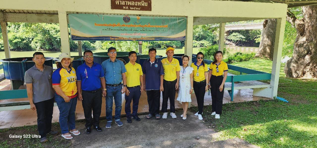 ปล่อยลูกปลาตะเพียนขาวจากชุดเพาะพันธุ์ปลาเคลื่อนที่ (Mobile hatchery) ในโครงการส่งเสริมการดำเนินงานอันเนื่องมาจากพระราชดำริ ลงสู่แม่น้ำพอง โรงไฟฟ้าพลังน้ำภาคตะวันออกเฉียงเหนือ (อ่างเก็บน้ำเขื่อนอุบลรัตน์)