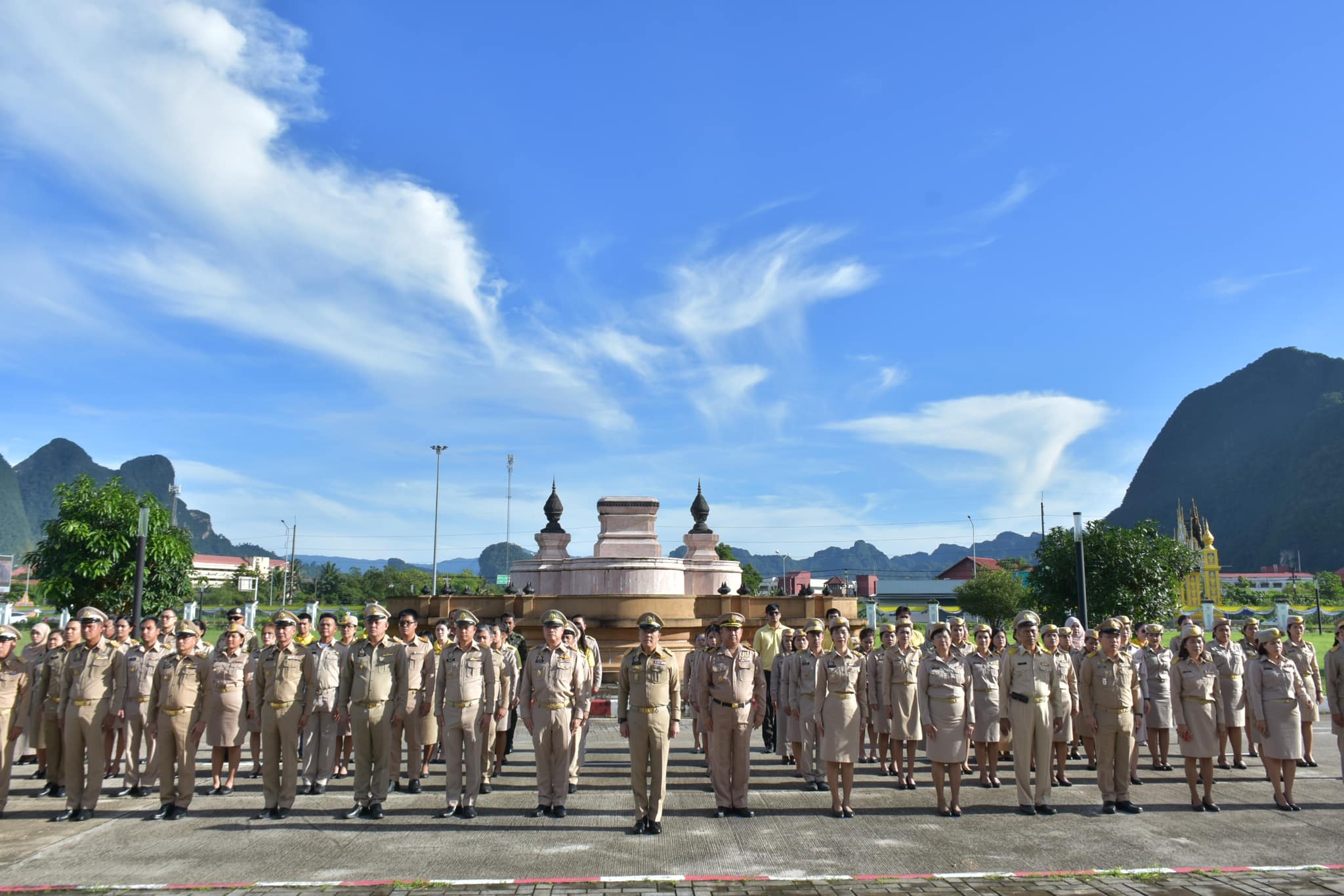 เข้าแถวเคารพธงชาติ เนื่องในวันพระราชทานธงชาติไทย ประจำปี 2567