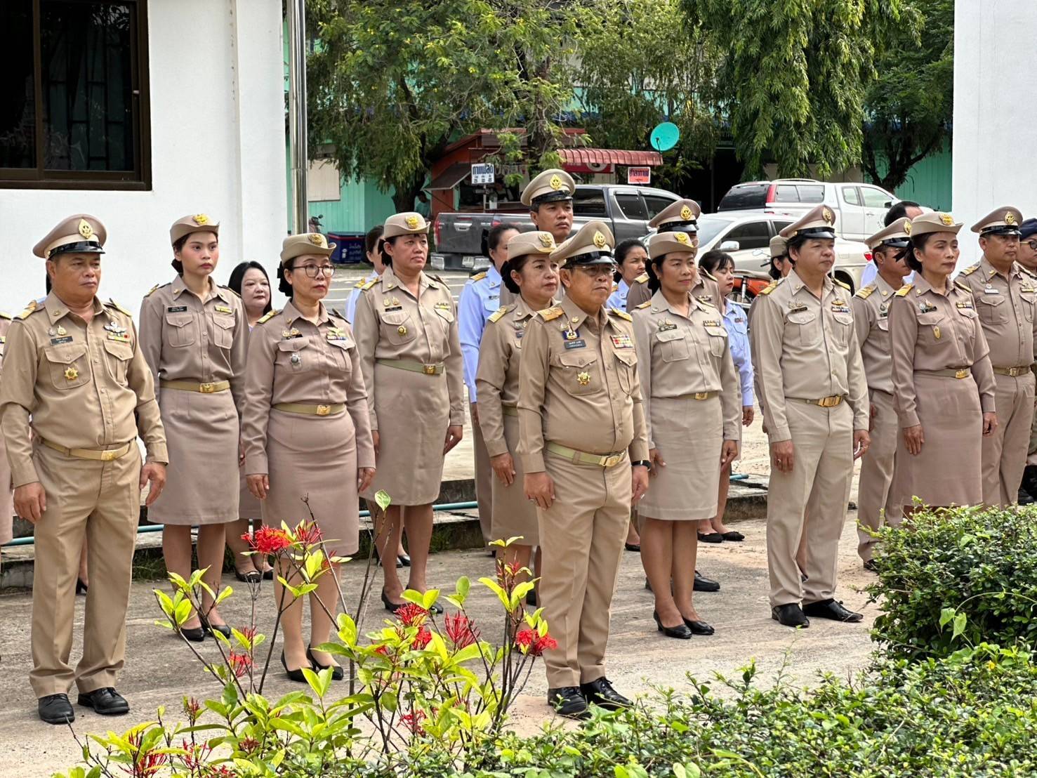 นางสุภาพร  วัฒนสิทธิ์  ประมงอำเภอวารินชำราบ ร่วมกิจกรรมเคารพธงชาติไทย และร้องเพลงชาติไทย..คลิก