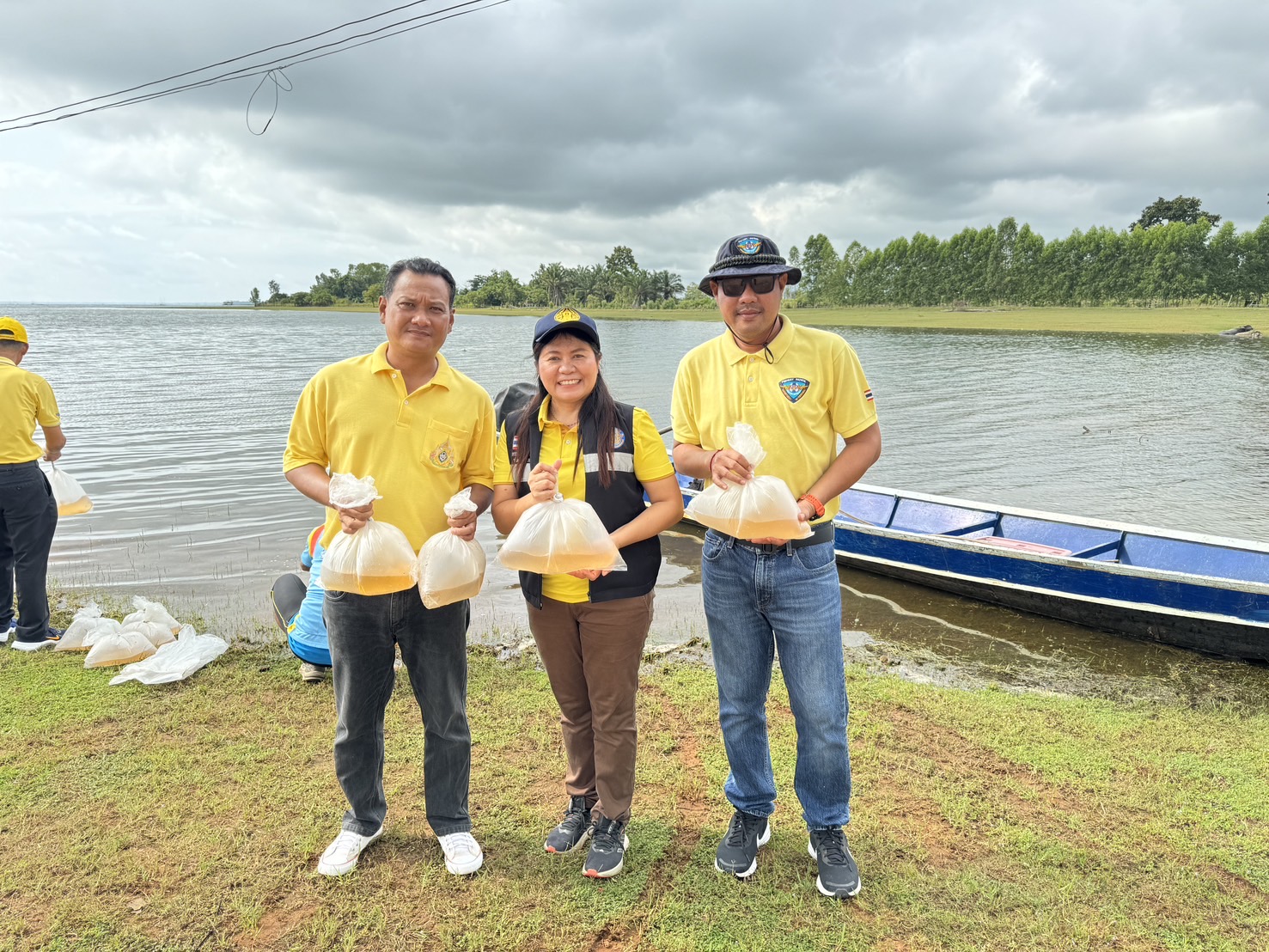 ประมงอำเภอสิรินธร ร่วมกิจกรรมปล่อยพันธุ์กุ้งก้ามกราม ลงอ่างเก็บน้ำเขื่อนสิรินธร  ..คลิก
