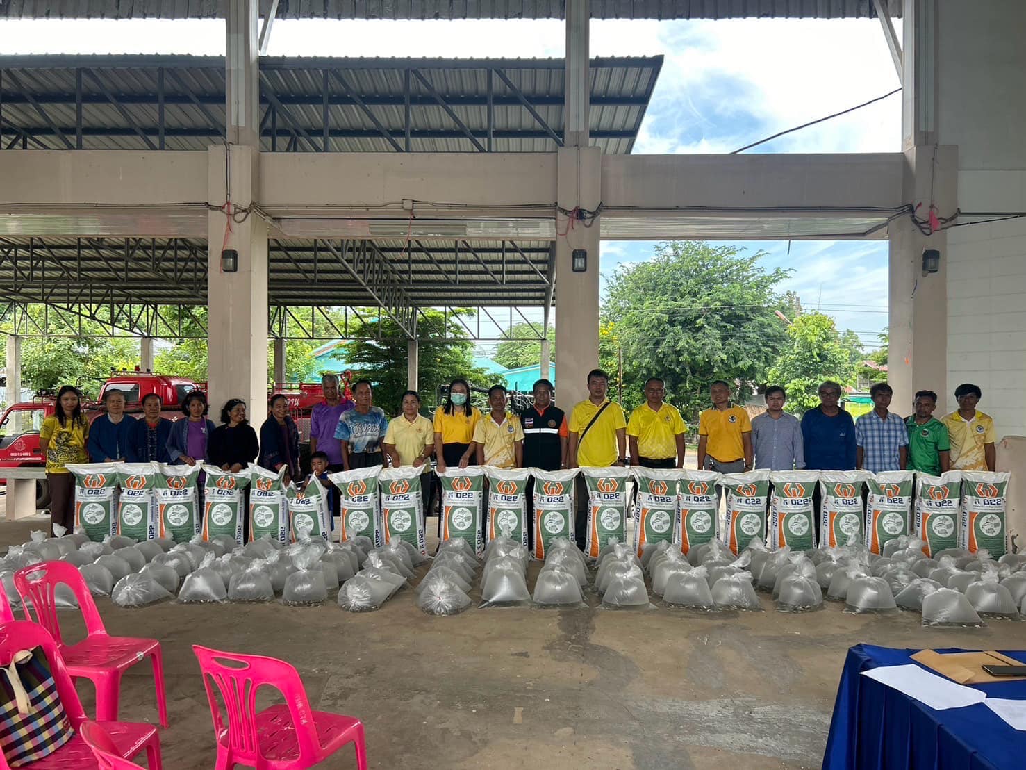 มอบปัจจัยการผลิตพันธุ์ปลาตะเพียนขาวโครงการพัฒนาอาชีพการเพาะเลี้ยงปลาตะเพียนขาวในบ่อดินอำเภอกันทรารมย์..คลิก