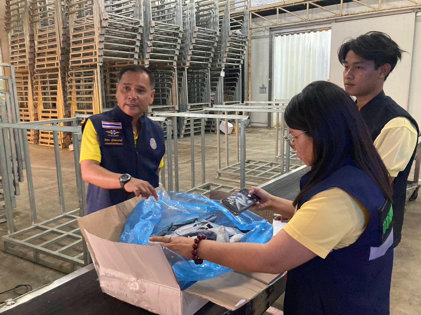 ลงพื้นที่ตรวจสอบสินค้าสัตว์น้ำนำเข้าทางตู้คอนเทนเนอร์กับทางสำนักงานสาธารณสุขจังหวัดศรีสะเกษ..คลิก
