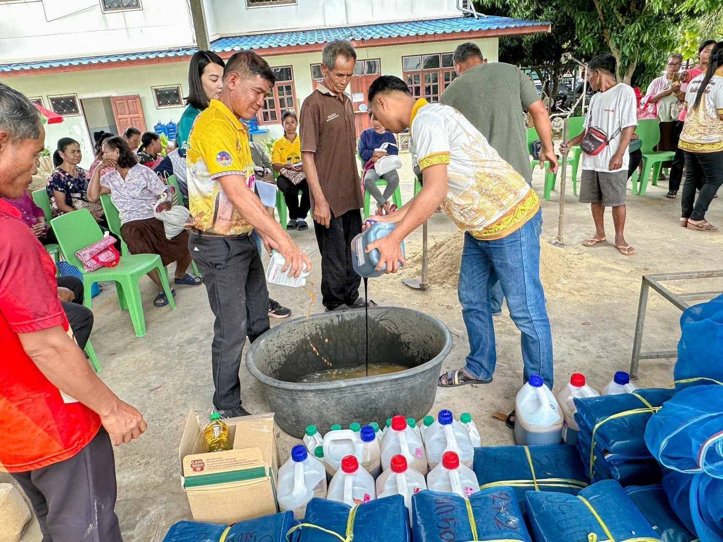 ร่วมเป็นวิทยากรอบรมเกษตรกร หลักสูตรการเลี้ยงปลาดุกในกระชังบก..คลิก