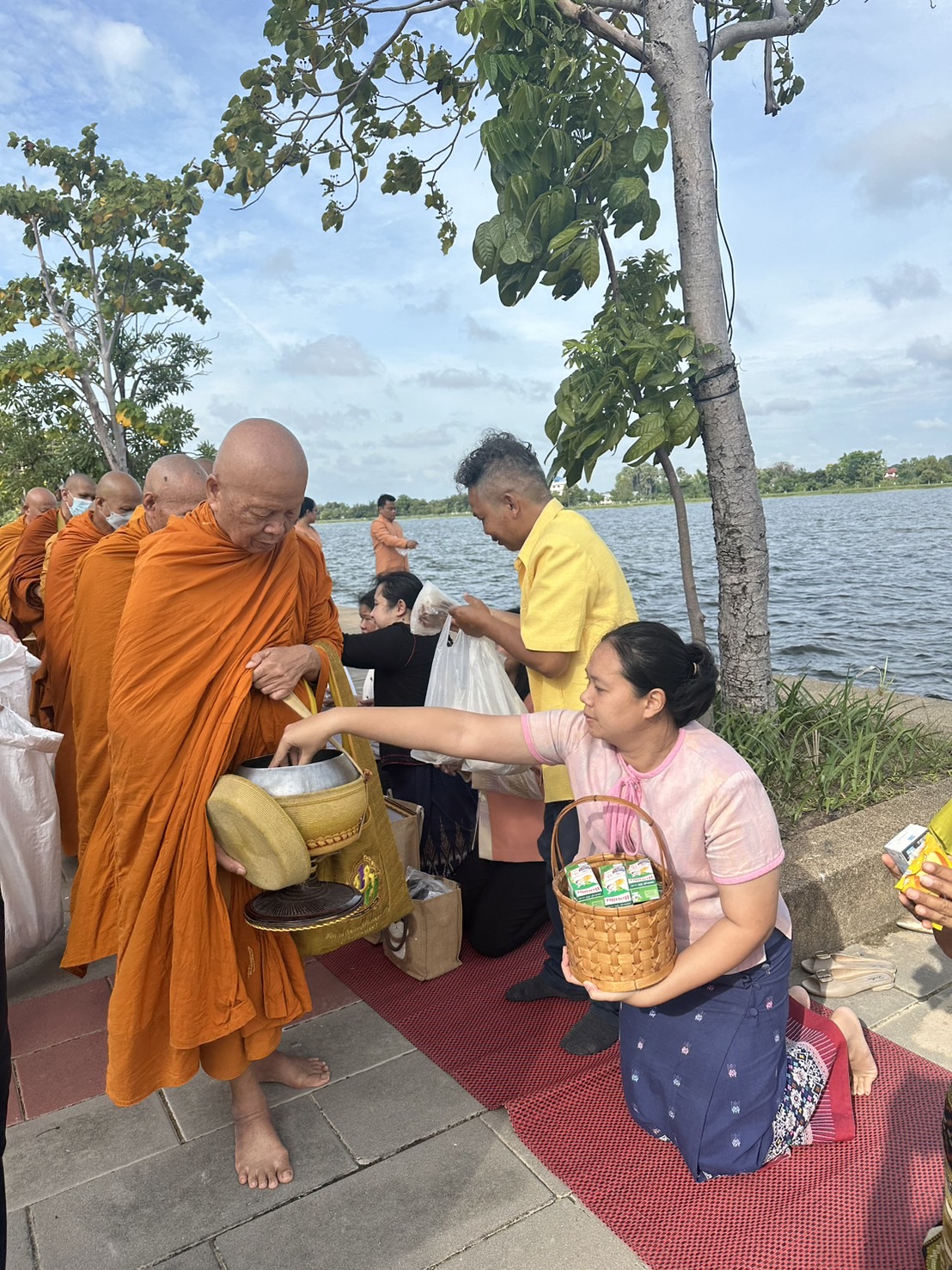 เข้าร่วมกิจกรรม“ศรีสะเกษพร้อมใจ นุ่งผ้าไทยใส่บาตร ทำความดี วิถีพอเพียง