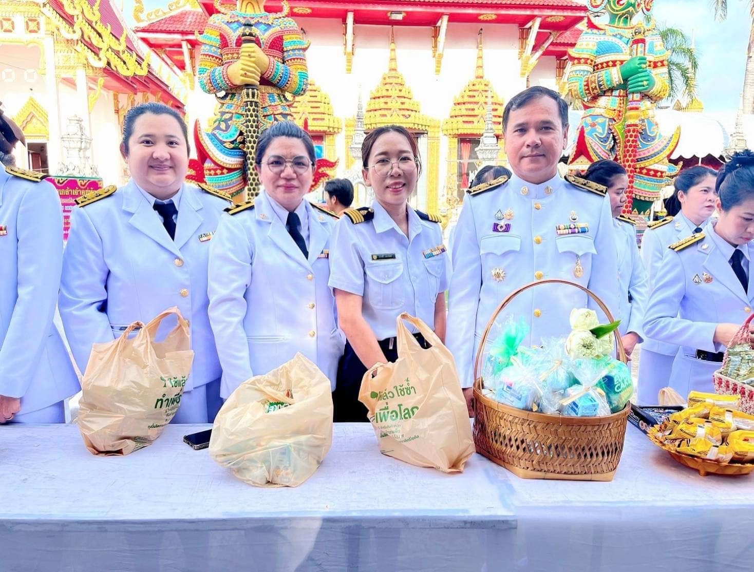 สำนักงานประมงจังหวัดศรีสะเกษประกอบพิธีเจริญพระพุทธมนต์และทำบุญตักบาตรถวายเป็นพระราชกุศลเนื่องในวันคล้ายวันสวรรคต “พระบาทสมเด็จพระจอมเกล้าเจ้าอยู่หัว”..คลิก