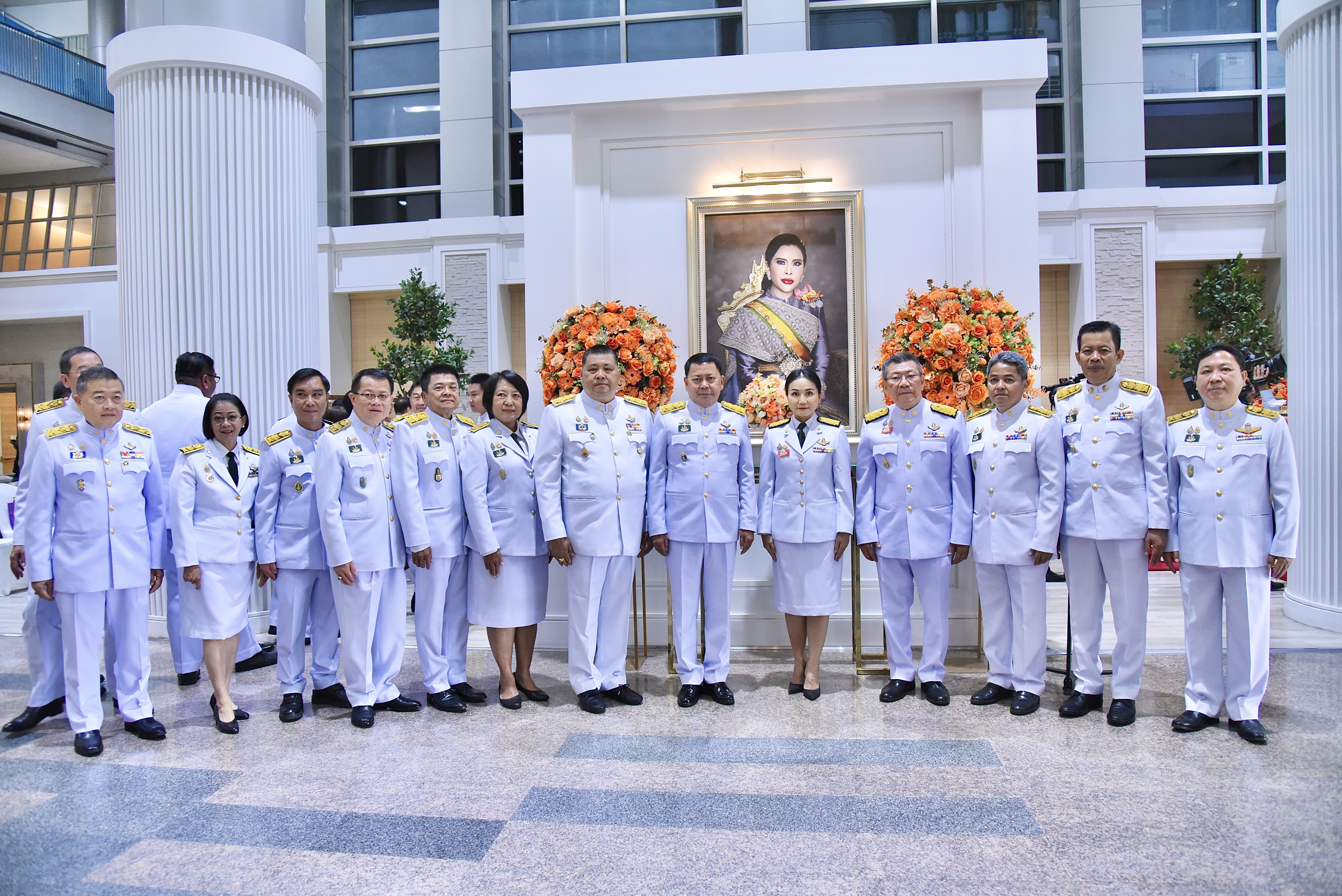 อธิบดีกรมประมง ทูลเกล้าฯ ถวายแจกันดอกไม้และลงนามถวายพระพรเบื้องหน้าพระรูป สมเด็จพระเจ้าน้องนางเธอ เจ้าฟ้าจุฬาภรณวลัยลักษณ์ อัครราชกุมารี กรมพระศรีสวางควัฒน วรขัตติยราชนารี..คลิก