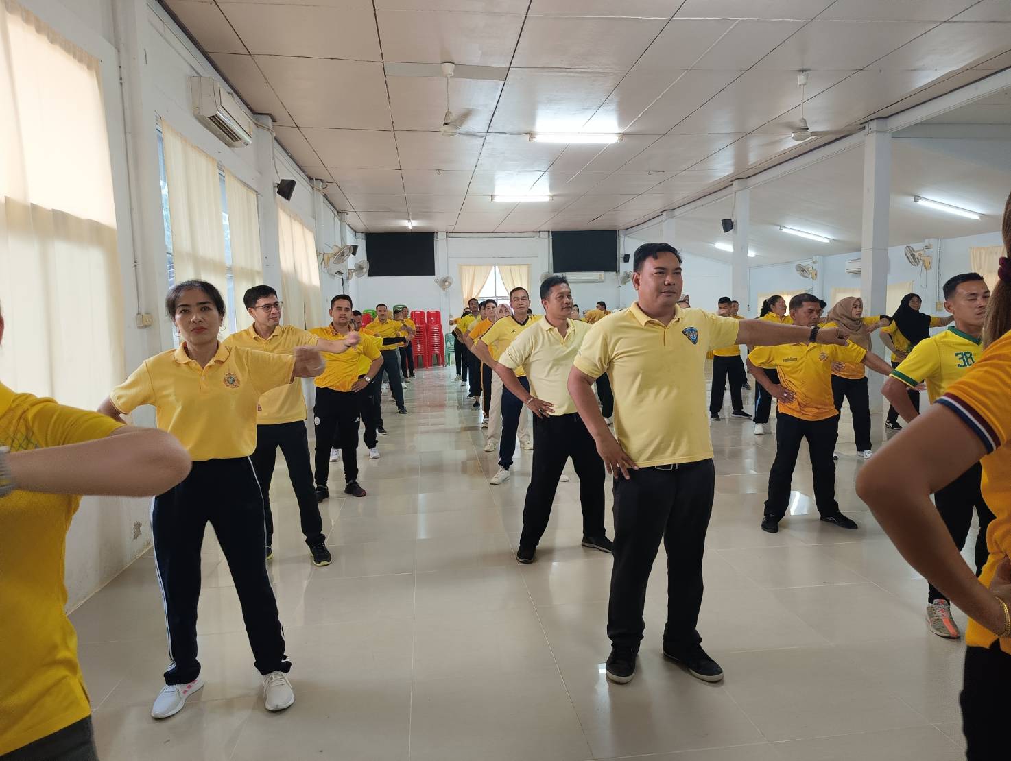 ภาพกิจกรรมเข้าร่วมกิจกรรมขับเคลื่อนแนวทางการส่งเสริมคุณภาพชีวิตประชาชนทุกช่วงวัย โดยการออกกำลังกาย (เต้นแอโรบิค) เพื่อให้มีสุขภาพที่แข็งแรง..คลิก