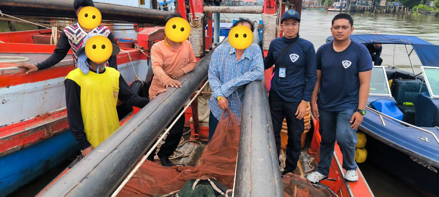 จับกุมเรือประมง เครื่องมืออวนรุนปลา พร้อมผู้ต้องหา จำนวน รวม 4 คน พื้นที่ ต.บางปู อ.เมืองสมุทรปราการ จ.สมุทรปราการ