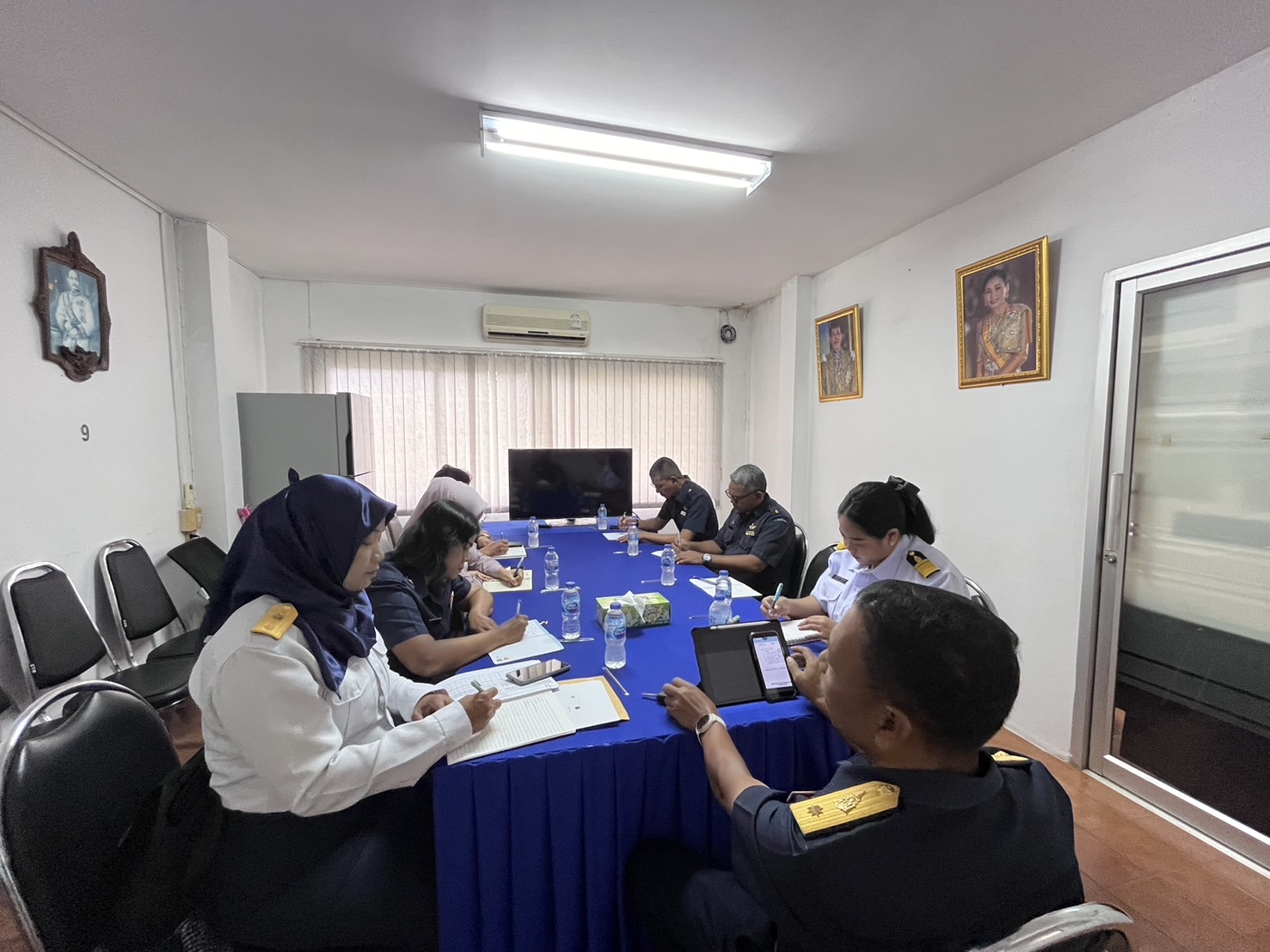 วันอังคาร ที่ 8 ตุลาคม 2567 : นายธีระชัย ทิพย์ดวง ผู้อำนวยการศูนย์บริหารจัดการด่านตรวจประมงเขต 9 (สตูล) เป็นประธานการประชุมเจ้าหน้าที่ประจำศูนย์ควบคุมการแจ้งเรือเข้าออกสตูล และสำนักงานตรวจประมงสตูล  ณ ห้องประชุมศูนย์บริหารจัดการด่านตรวจประมงเขต 9 (สตูล)  ตำบลตำมะลัง อำเภอเมือง จังหวัดสตูล โดยมีข้าราชการ และเจ้าหน้าที่ศูนย์เข้าร่วมประชุม เพื่อสรุปผลการปฏิบัติงานของปีงบประมาณ 2567 ชี้แจงแนวทางการขับเคลื่อนการปฏิบัติงานของปีงบประมาณ 2568  พร้อมทั้งแลกเปลี่ยนความคิดเห็นและให้ข้อเสนอแนะในการปฏิบัติงานเพื่อบริการประชาชน ให้มีความถูกต้อง ครบถ้วน และรวดเร็ว