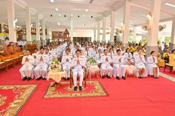 พิธีเจริญพระพุทธมนต์ ถวายภัตตาหาร เครื่องไทยธรรม ถวายผ้าไตรแด่พระสงฆ์สมณศักดิ์จำนวน 9 รูป..คลิก