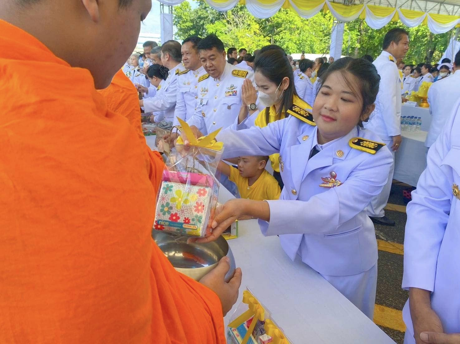 เข้าร่วมพิธีทำบุญตักบาตรถวายพระราชกุศล เนื่องในวันคล้ายวันสวรรคตพระบาทสมเด็จพระบรมชนกาธิเบศร มหาภูมิพลอดุลยเดชมหาราช บรมนาถบพิตร..คลิก