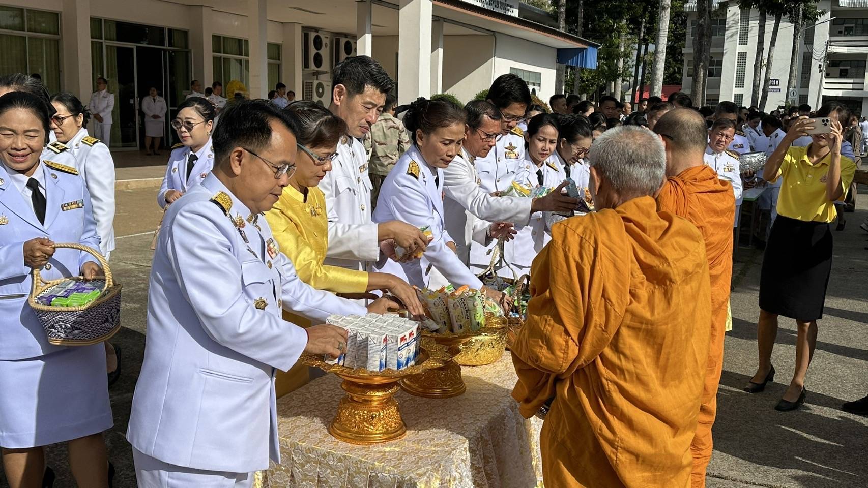 ประมงอำเภอวารินชำราบ  ร่วมกิจกรรมเนื่องใน วันนวมินทรมหราช วันคล้ายวันสวรรคต พระบาทสมเด็จพระบรมชนกาธิเบศร..คลิก