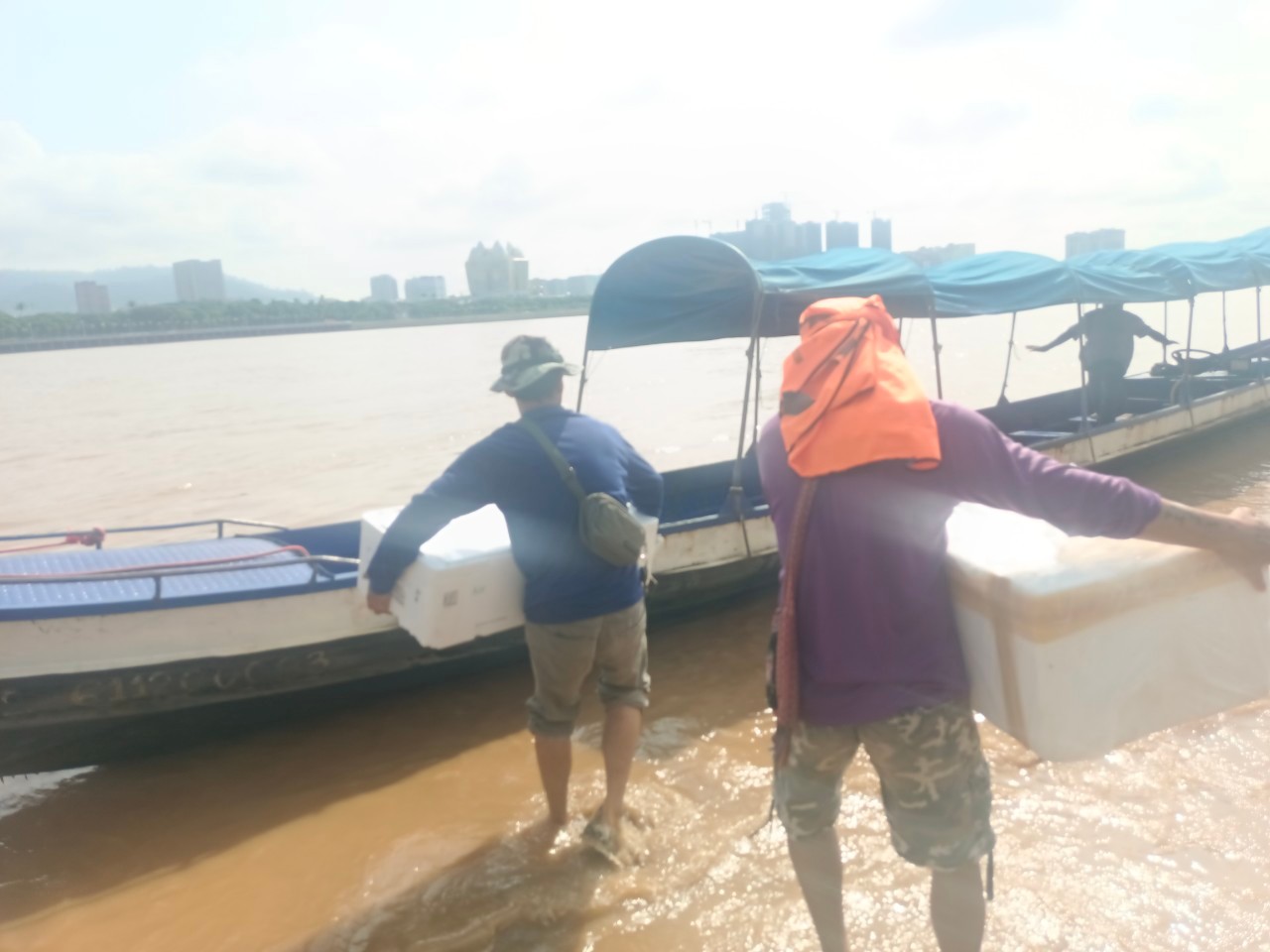 เจ้าหน้าที่ศูนย์บริหารจัดการด่านตรวจประมงเขต 1 (เชียงราย) ตรวจสอบสินค้าสัตว์น้ำส่งออกไปยังสาธารณรัฐประชาธิปไตยประชาชนลาว ผ่านทางด่านพรมแดนอำเภอเชียงแสน..คลิก