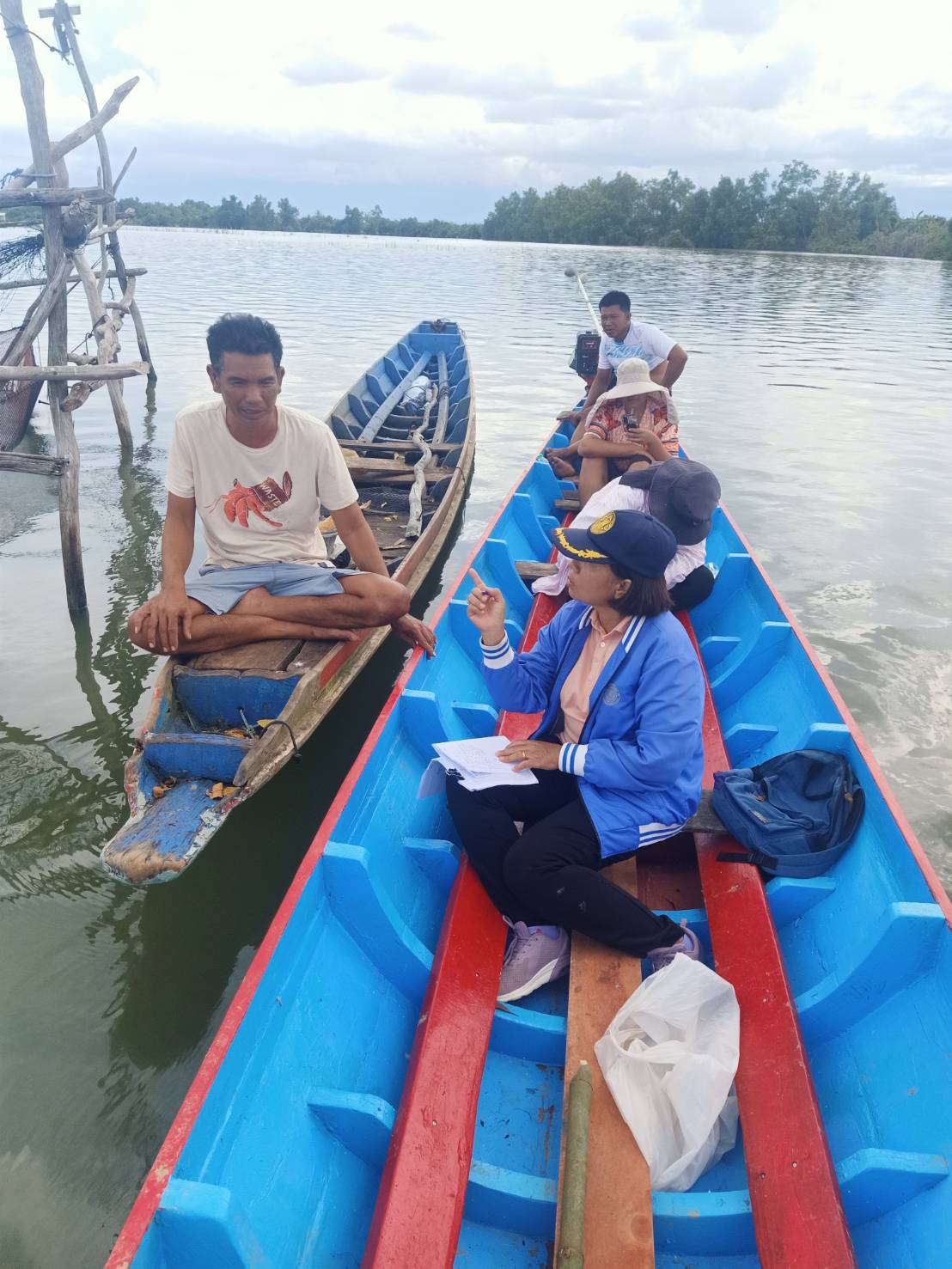 ประมงอำเภอปากพะยูน ลงพื้นที่ประชุมร่วมกับกลุ่มเกษตรกร ผู้เพาะเลี้ยงปลากะพงขาวในกระชัง บ้านเกาะยวน  หมู่ที่ 2 ต.เกาะนางคำ อ.ปากพะยูน จ.พัทลุง  เพื่อชี้แจงประกาศกรมประมง  เรื่องการขอขึ้นทะเบียนองค์กรชุมชนประมงท้องถิ่น