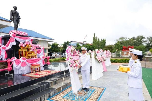 กิจกรรมเนื่องในวันปิยมหาราชโดยจัดพิธีวางพวงมาลาเบื้องหน้าพระบรมราชานุสาวรีย์พระบาทสมเด็จพระจุลจอมเกล้าเจ้าอยู่หัว..คลิก