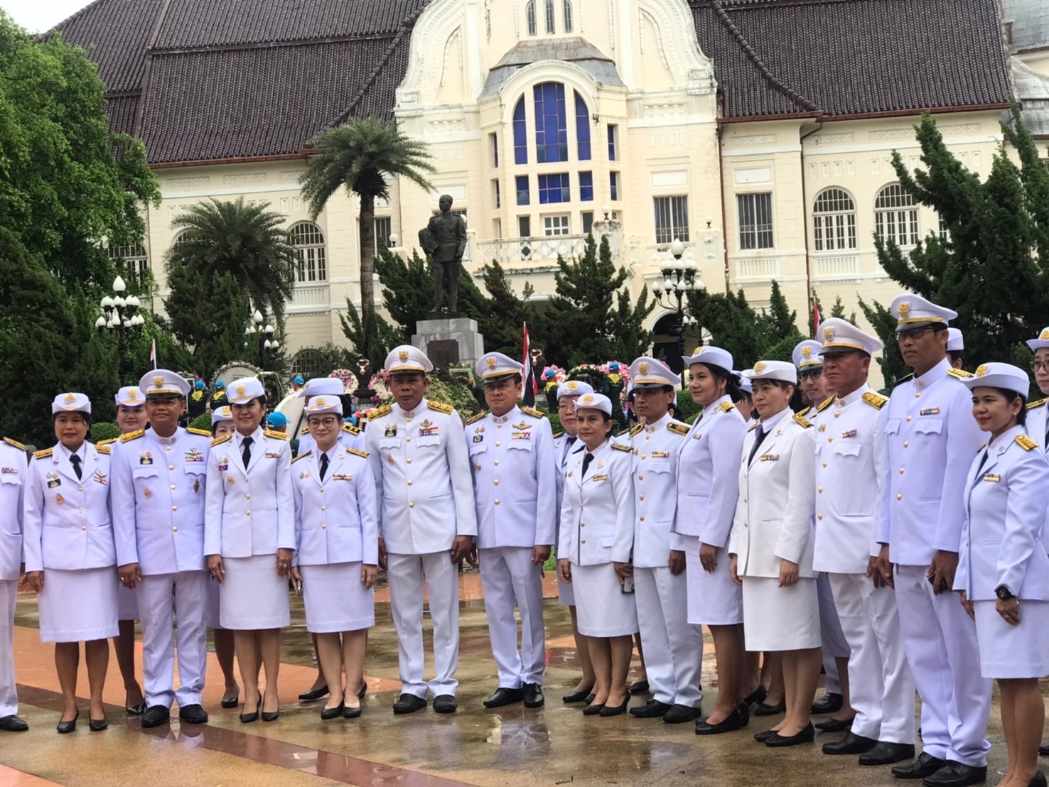 เข้าร่วมพิธีวางพวงมาลา เนื่องในวันคล้ายวันสวรรคต พระบาทสมเด็จพระจุลจอมเกล้าเจ้าอยู่หัว รัชกาลที่ ๕ ณ พระรามราชนิเวศน์ (วังบ้านปืน)..คลิก