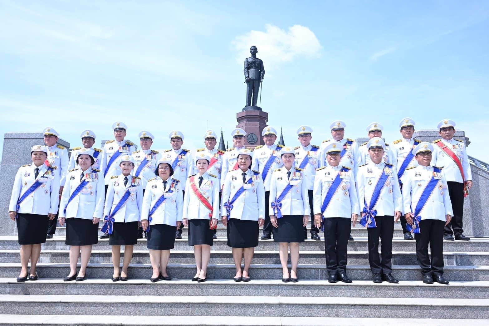 พระบาทสมเด็จพระเจ้าอยู่หัว และสมเด็จพระนางเจ้า ฯ พระบรมราชินี เสด็จพระราชดำเนินไปในการพระราชพิธีทรงบำเพ็ญพระราชกุศลถวายผ้าพระกฐิน โดยขบวนพยุหยาตราทางชลมารค..คลิก