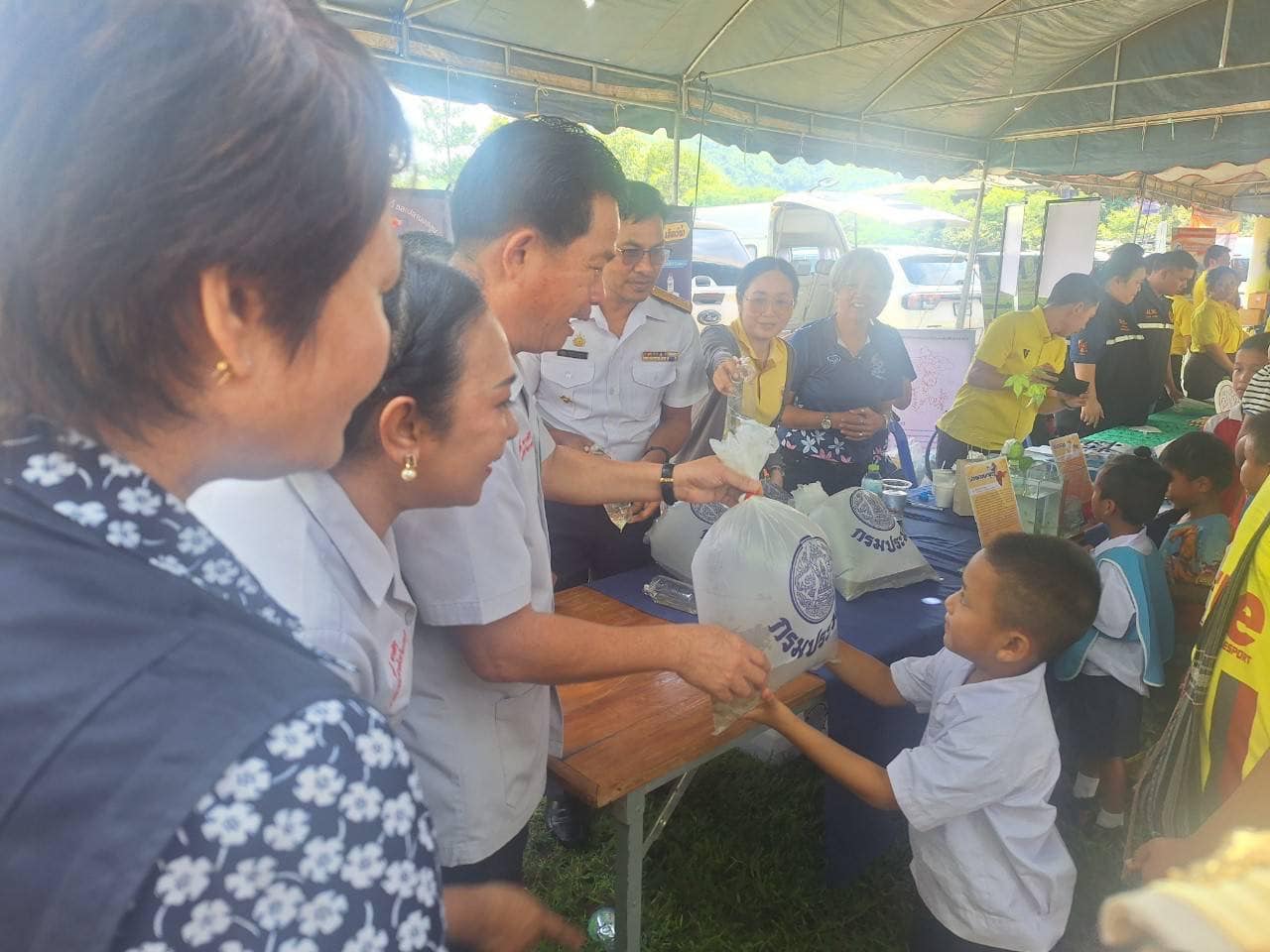 ร่วมกับศูนย์วิจัยและพัฒนาการเพาะเลี้ยงสัตว์น้ำจืดราชบุรี ออกให้บริการประชาชนในโครงการปกป้องและเชิดชูสถาบันพระมหากษัตริย์และหน่วยบำบัดทุกข์บำรุงสุขสร้างรอยยิ้มให้ประชาชนจังหวัดราชบุรี (จังหวัดเคลื่อนที่) อำเภอสวนผึ้ง..คลิก