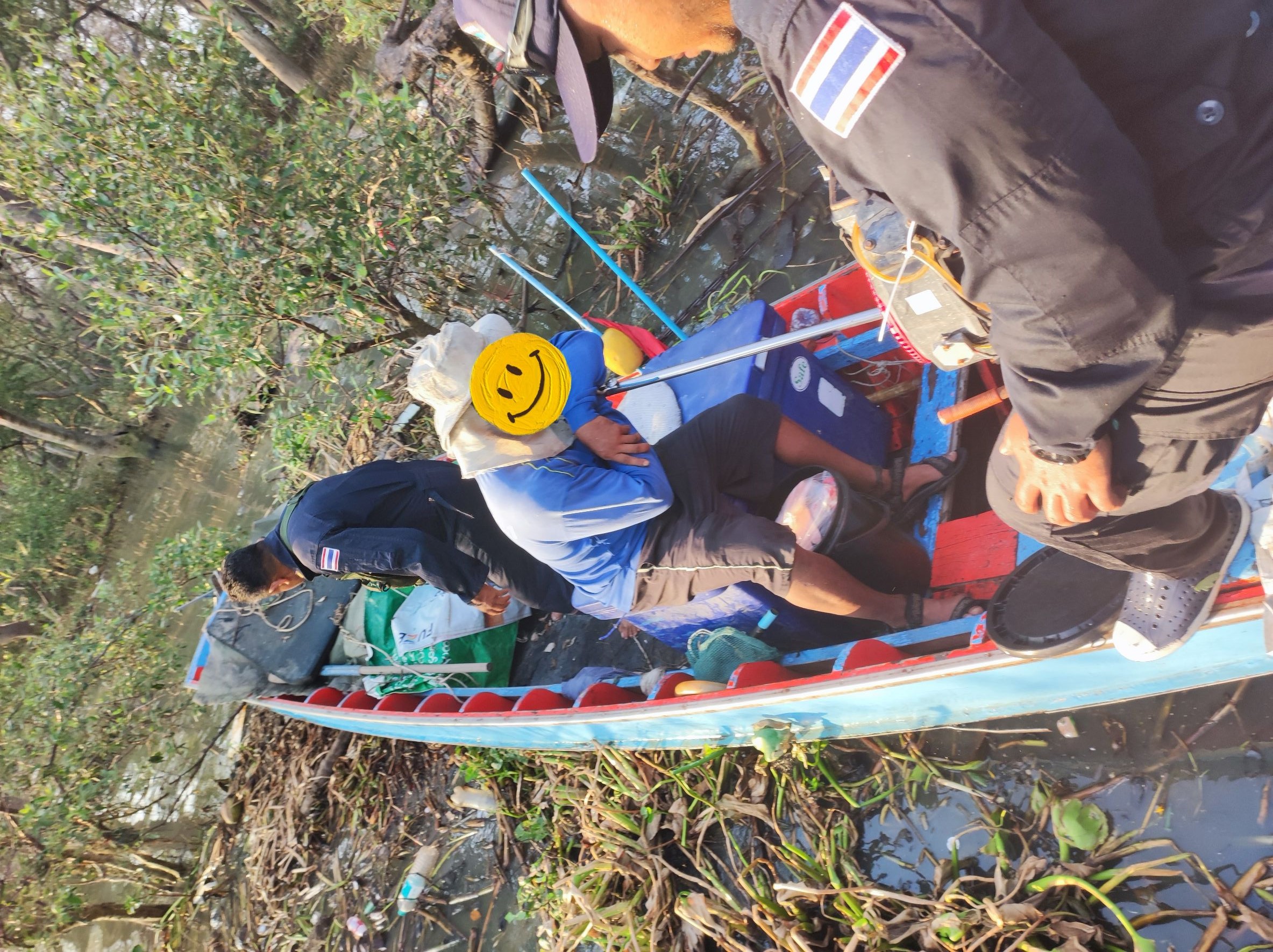 จับกุมเรือประมงเครื่องมือลอบพับได้หรือไอ้โง่ จำนวน 1 ลำ พร้อมผู้ต้องหา 1 ราย เครื่องมือลอบพับได้หรือไอ้โง่ จำนวน 30 ลูก