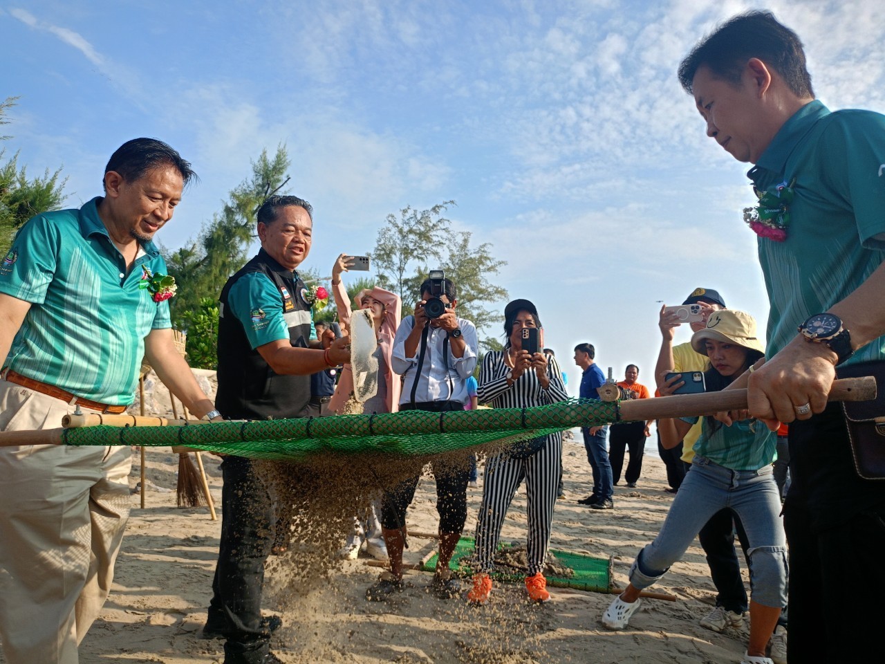 ร่วมพิธีปล่อยลูกพันธุ์สัตว์น้ำ และเต่าทะเลคืนสู่ธรรมชาติ กิจกรรมฟอกทรายชายหาดคืนสู่ทะเลเมืองเพชร ณ หาดเจ้าสำราญ อำเภอเมือง จังหวัดเพชรบุ..คลิก