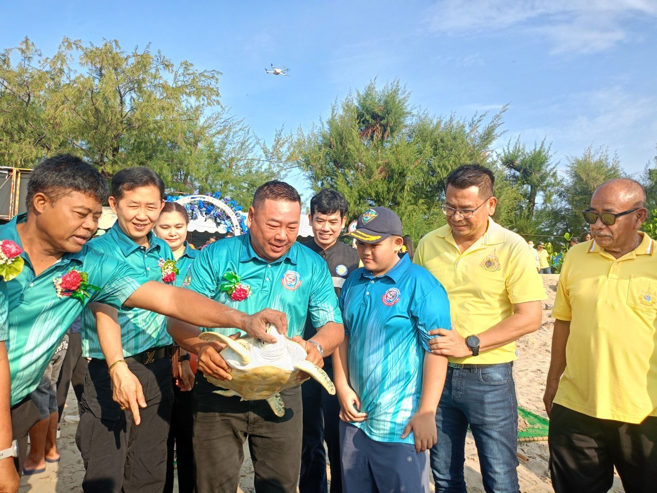 ร่วมพิธีปล่อยลูกพันธุ์สัตว์น้ำ และเต่าทะเลคืนสู่ธรรมชาติ กิจกรรมฟอกทรายชายหาดคืนสู่ทะเลเมืองเพชร ณ หาดเจ้าสำราญ อำเภอเมือง จังหวัดเพชรบุ