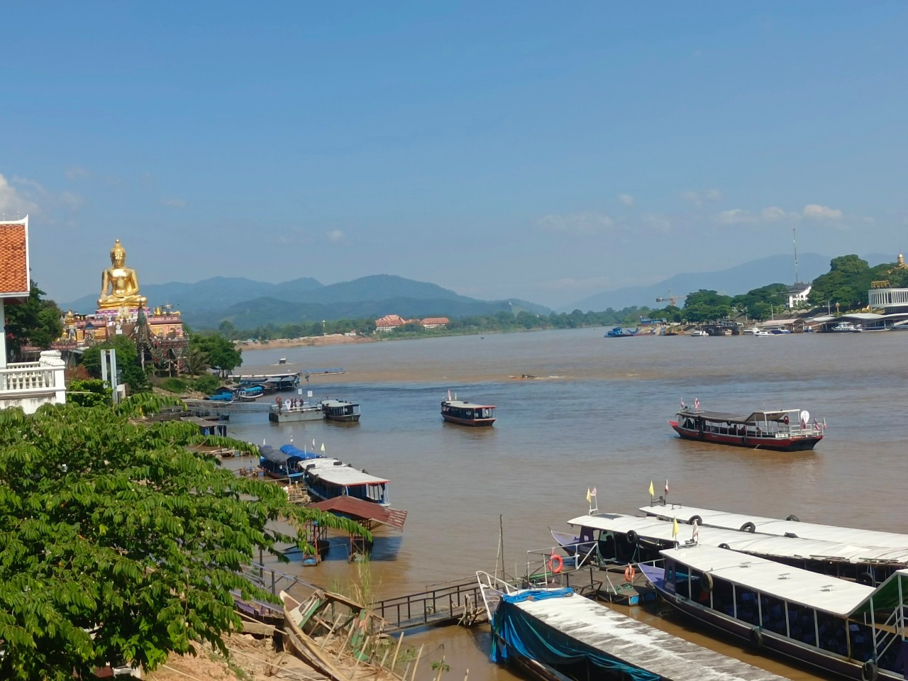 เจ้าหน้าที่ศูนย์บริหารจัดการด่านตรวจประมงเขต 1 (เชียงราย) ตรวจสอบสินค้าประมงส่งออกไปยังสาธารณรัฐแห่งสหภาพเมียนมา ผ่านทางท่าเรือห้าเชียง ด่านพรมแดนอำเภอเชียงแสน..คลิก