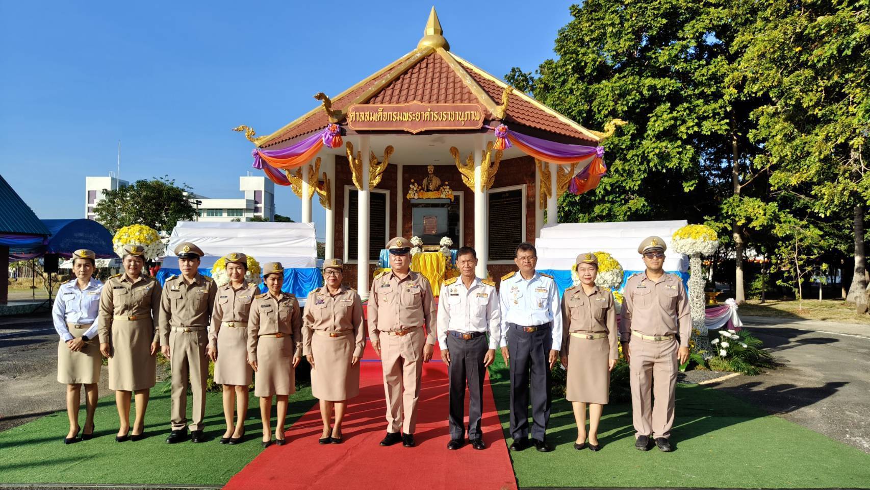 ประมงอุบลฯ ร่วมพิธีวางพานพุ่มดอกไม้สด เนื่องในวันคล้ายวันสถาปนาค่ายสมเด็จกรมพระยาดำรงราชานุภาพ ปีที่ 71..คลิก