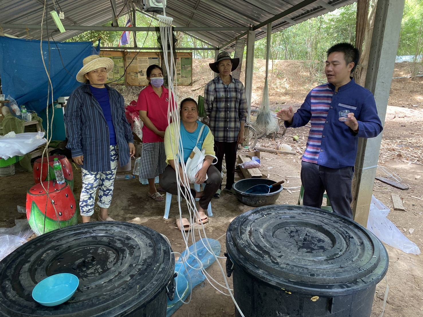 สำนักงานประมงอำเภอเมืองหนองบัวลำภู ติดตามการดำเนินกิจกรรมของกลุ่มเพาะพันธุ์ปลา ภายใต้กิจกรรมส่งเสริมการผลิตพันธุ์ปลาในชุมชนโดยชุดเพาะพันธุ์ปลาเคลื่อนที่ (Mobile Hatchery)