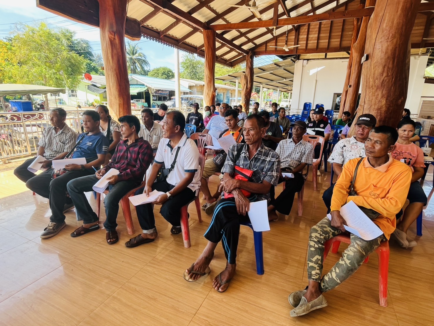 เข้าร่วมประชุมรับฟังความคิดเห็นต่อผู้มีส่วนเกี่ยวข้องในพื้นที่ เพื่อพิจารณาอนุญาตผ่อนผันให้ใช้เครื่องมืออวนรุน..คลิก