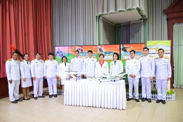 พิธีวางพานพุ่มดอกไม้สดถวายราชสักการะ พร้อมกล่าวถวายราชสดุดีเบื้องหน้าพระบรมฉายาลักษณ์ของพระบาทสมเด็จพระบรมชนกาธิเบศร มหาภูมิพลอดุลยเดชมหาราช บรมนาถบพิตร เนื่องใน “วันพระบิดาแห่งฝนหลวง” ประจำปี 2567..คลิก