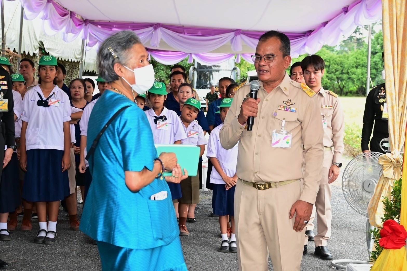 พลเอกหญิง สมเด็จพระกนิษฐาธิราชเจ้า กรมสมเด็จพระเทพรัตนราชสุดาฯ สยามบรมราชกุมารี เสด็จพระราชดำเนินไปทอดพระเนตรการเกี่ยวข้าว ณ โรงเรียนนายร้อยพระจุลจอมเกล้า จังหวัดนครนายก..คลิก