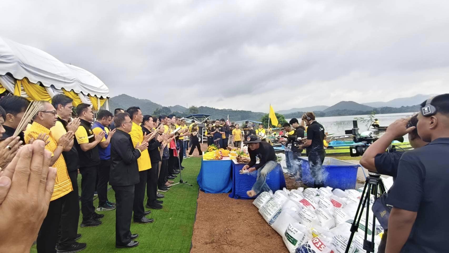 ร่วมพิธีเปิดงานบริหารจัดการการทำประมงปลาบึกเขื่อนแก่งกระจาน ประจำปี พ.ศ. 2567
